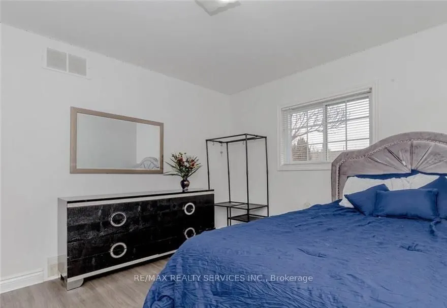 18 Greenlaw Place