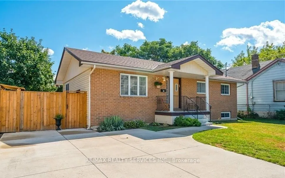 18 Greenlaw Place