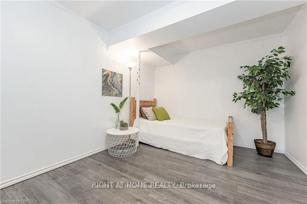 164 Jansen Avenue, #6