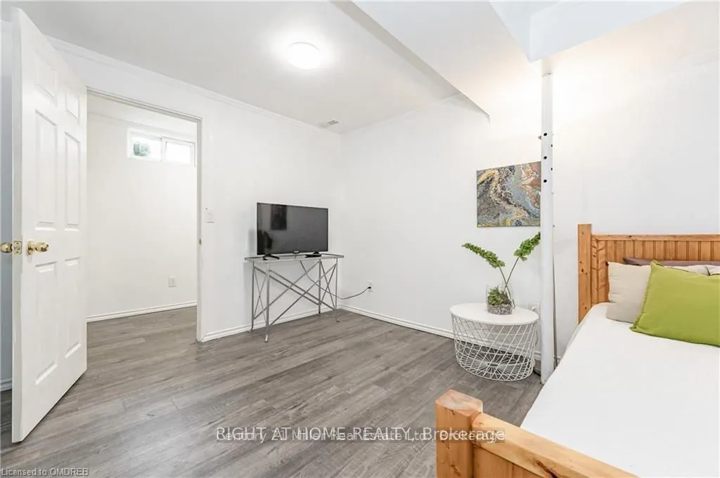 164 Jansen Avenue, #6