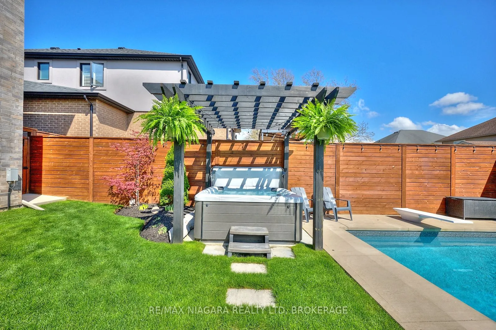 8886 Black Forest Crescent
