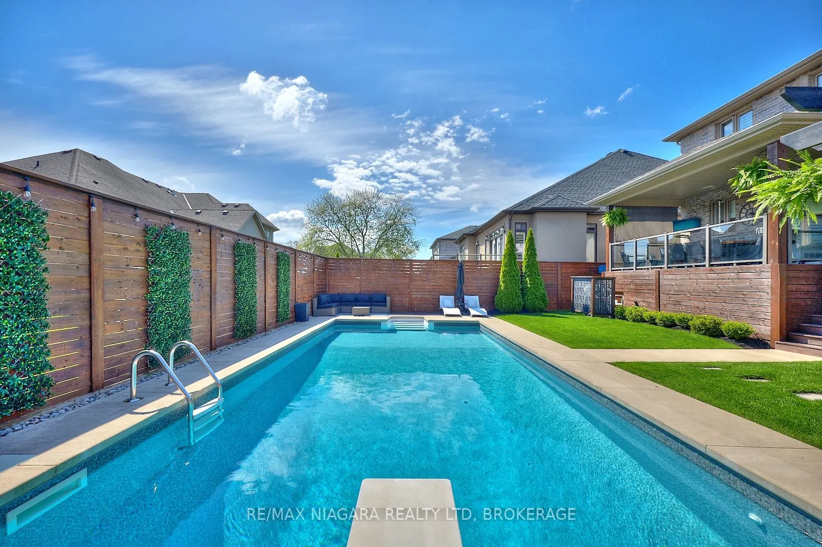 8886 Black Forest Crescent