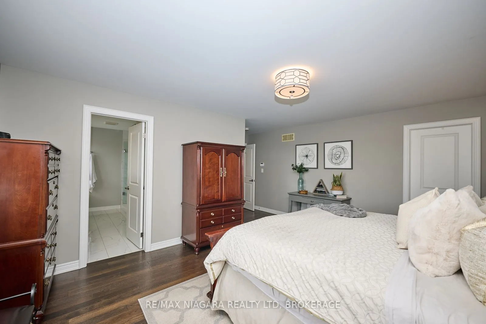 8886 Black Forest Crescent