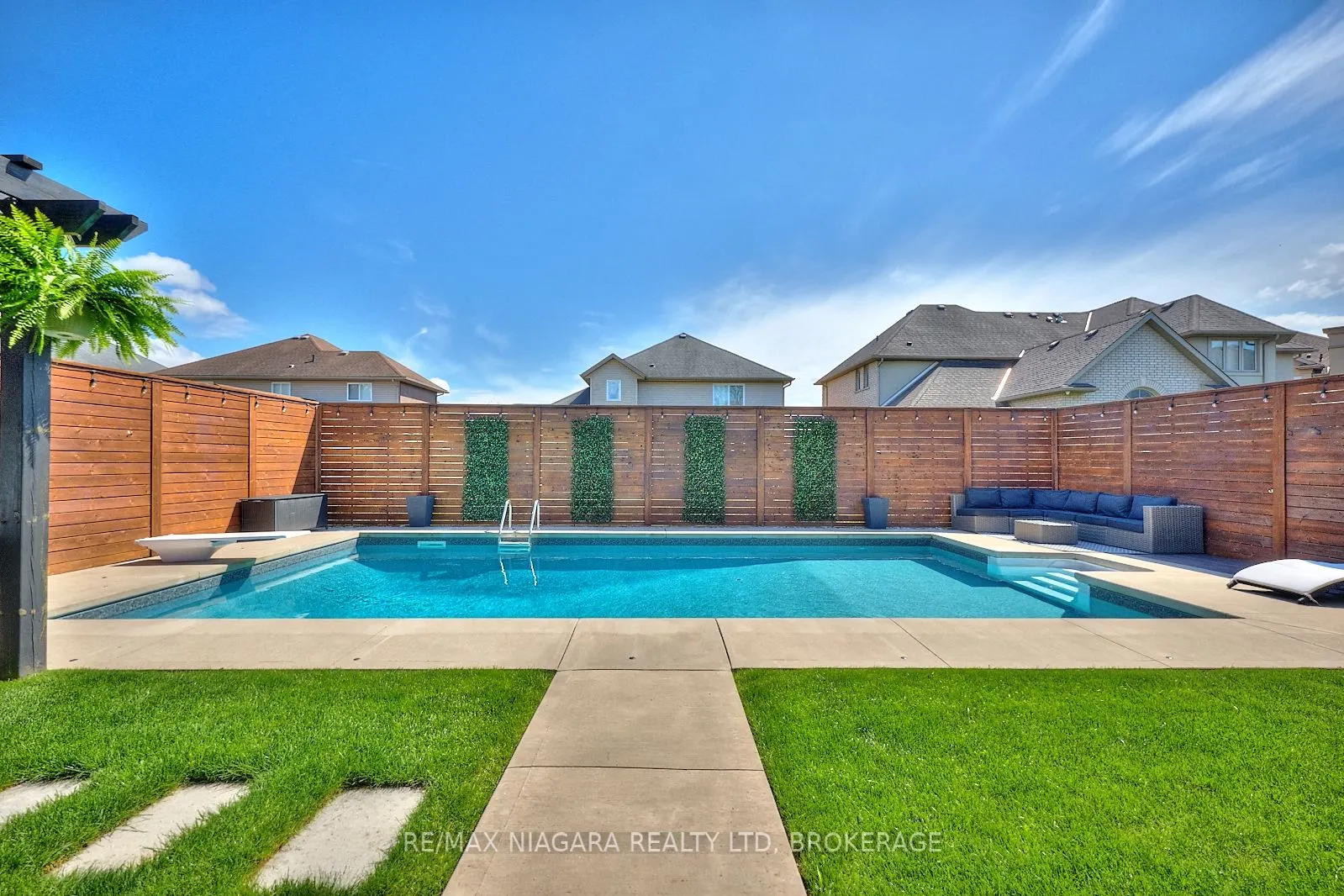 8886 Black Forest Crescent