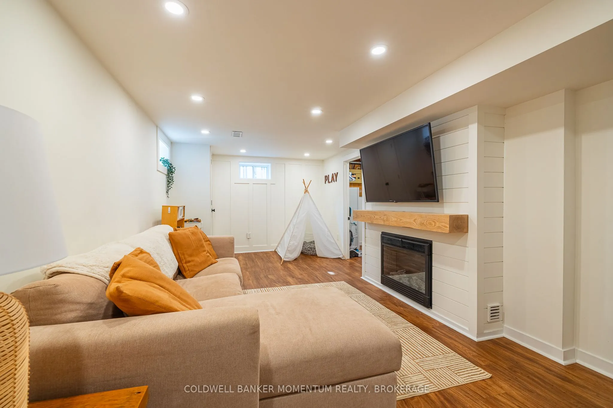 21 Carleton Street S