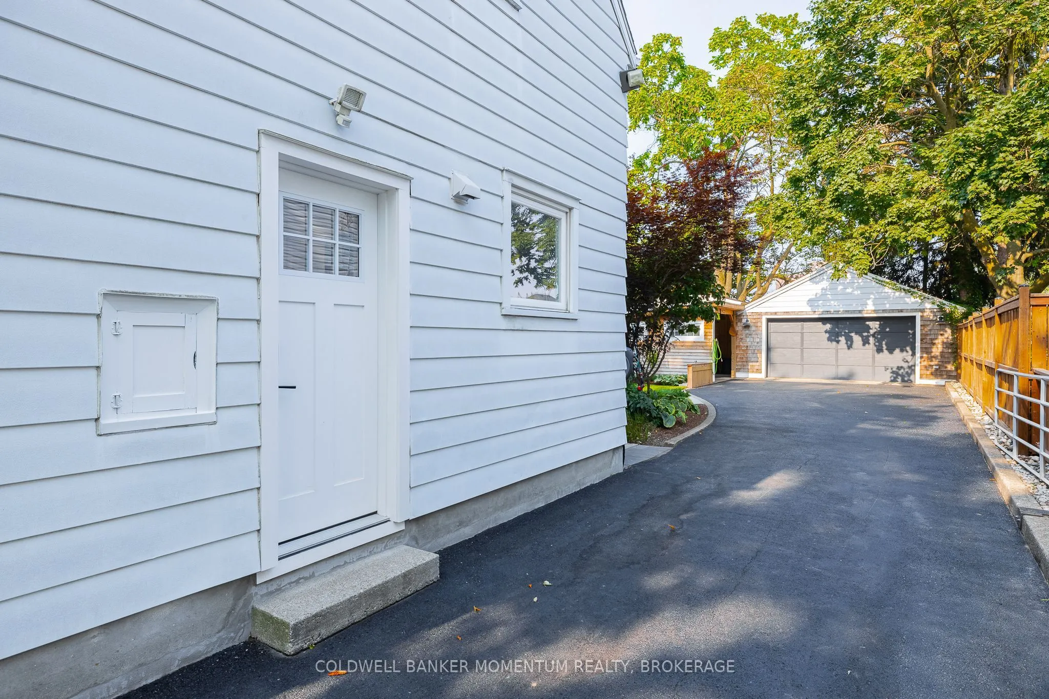 21 Carleton Street S