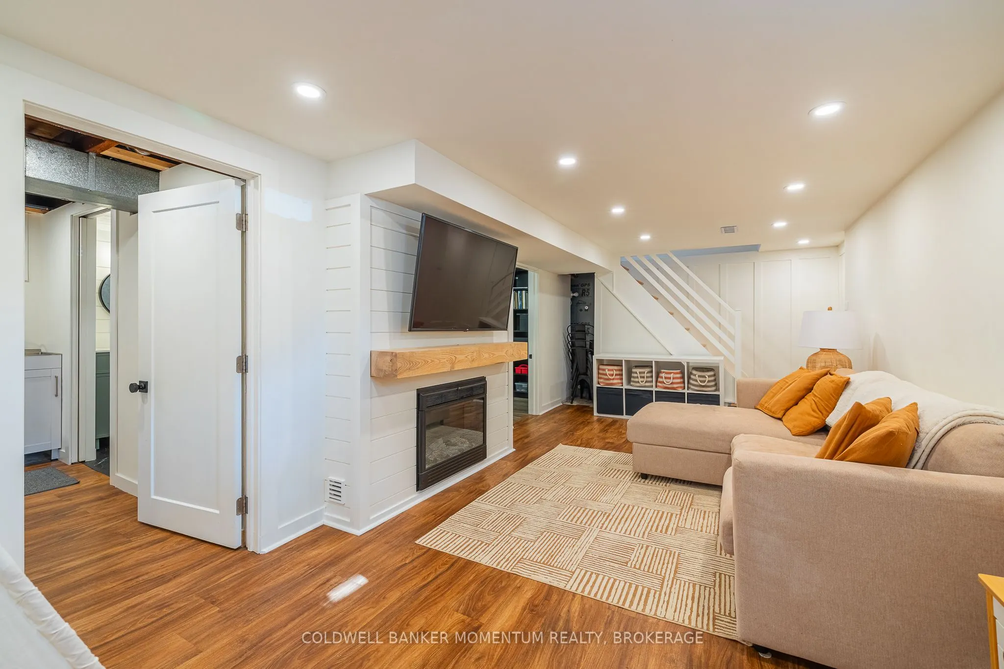 21 Carleton Street S