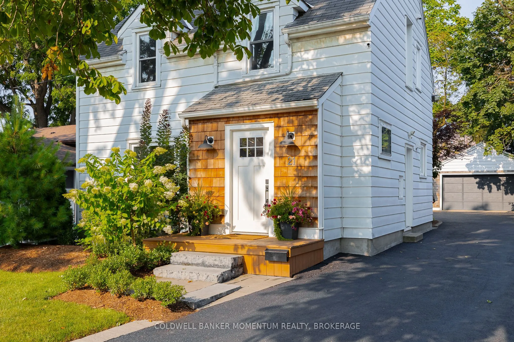 21 Carleton Street S