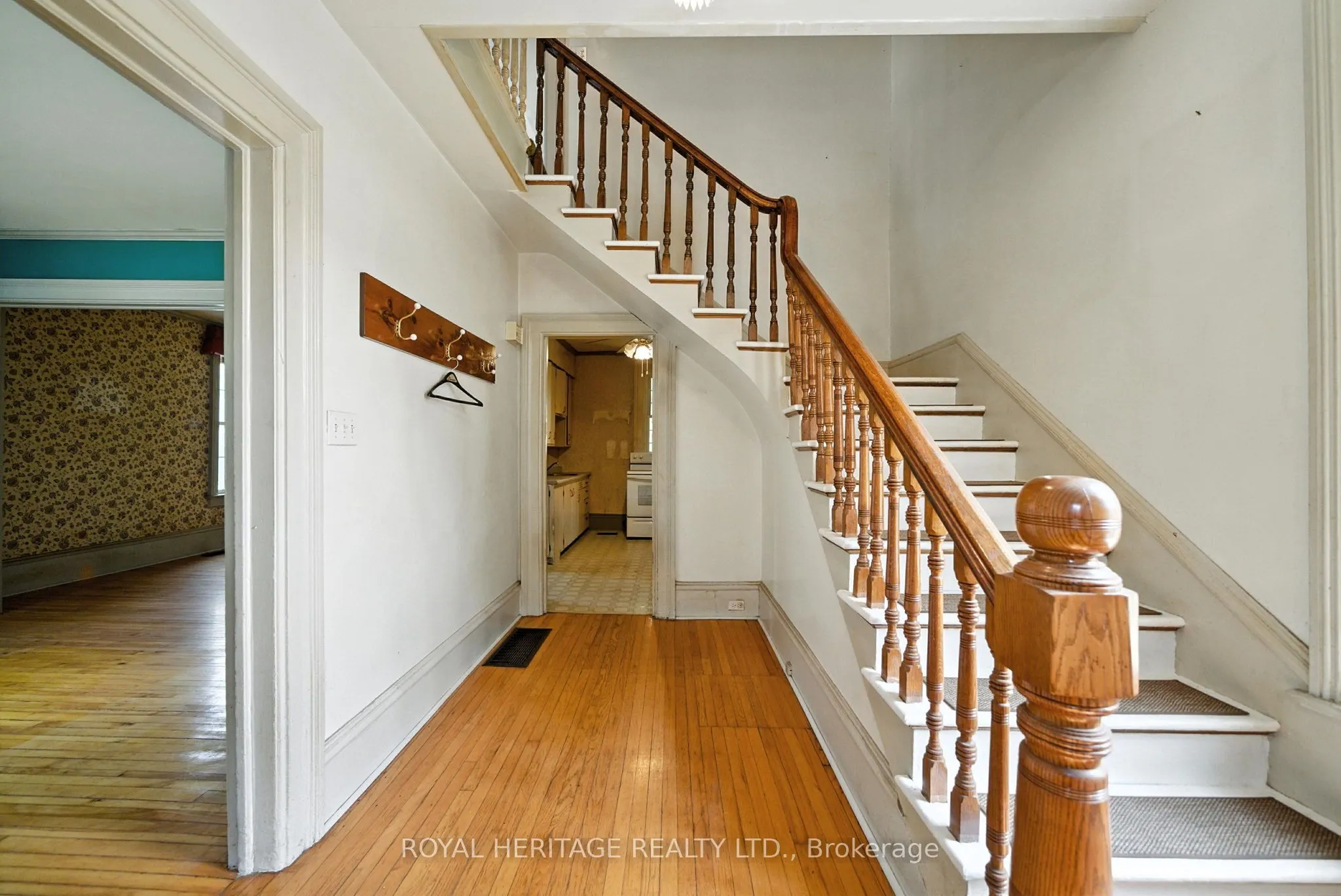 8 Church Street E
