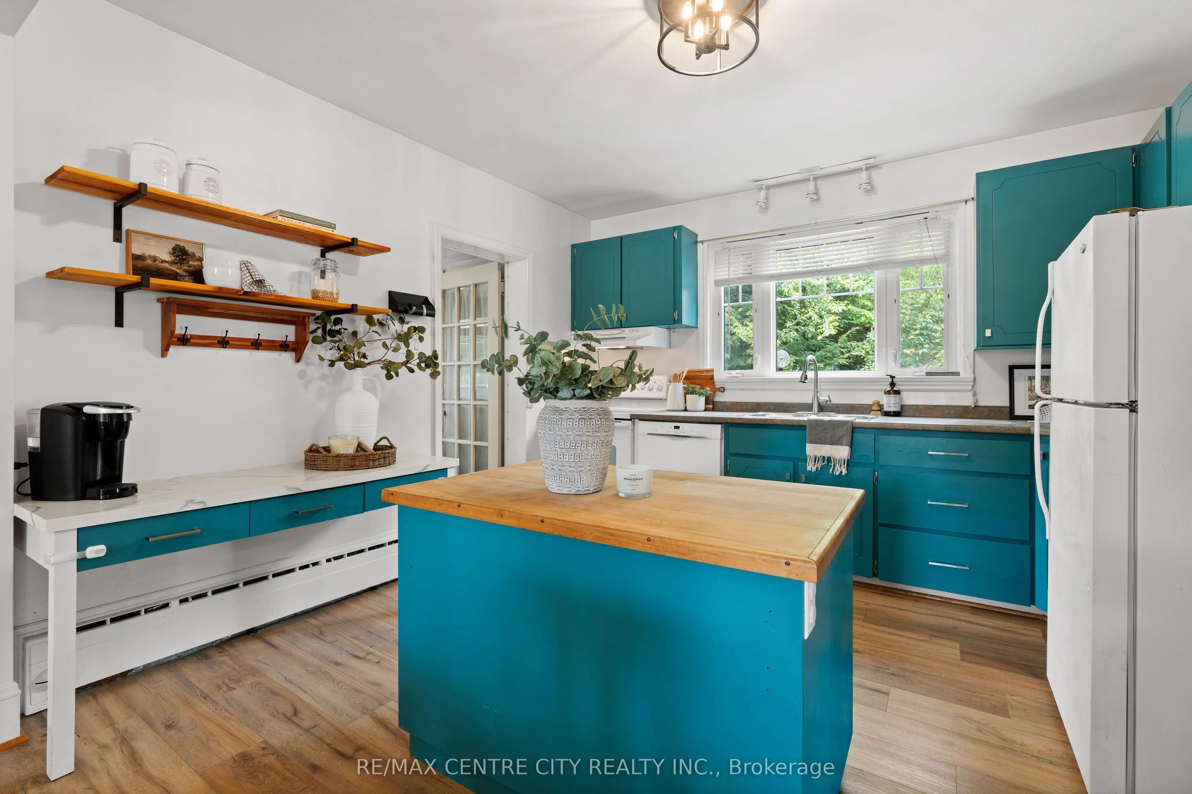 182 John Street S