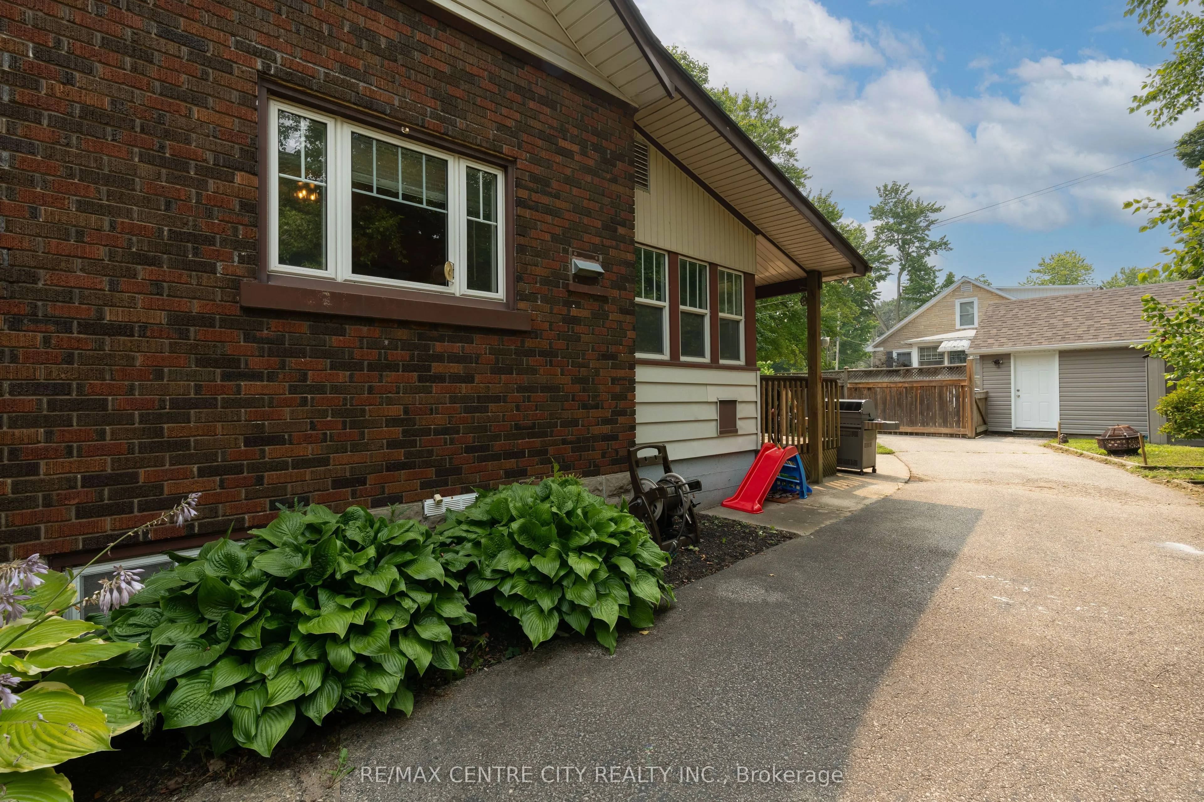 182 John Street S