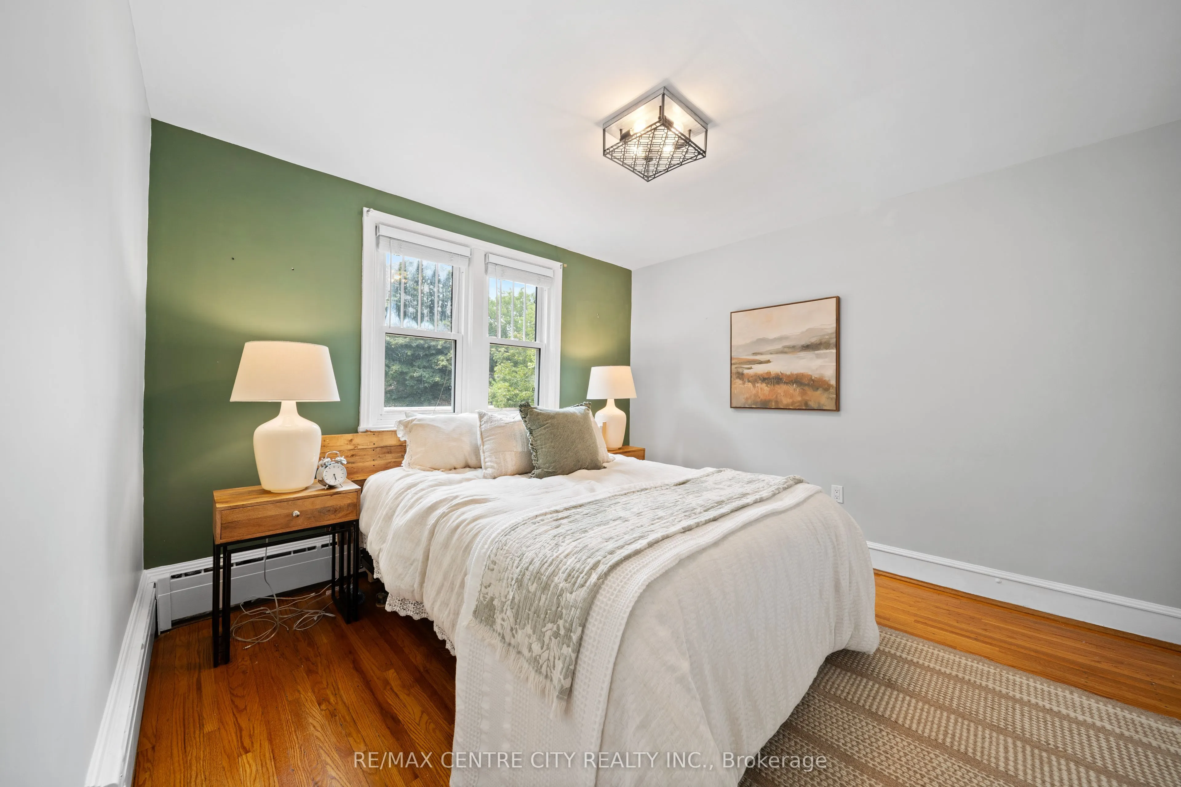 182 John Street S