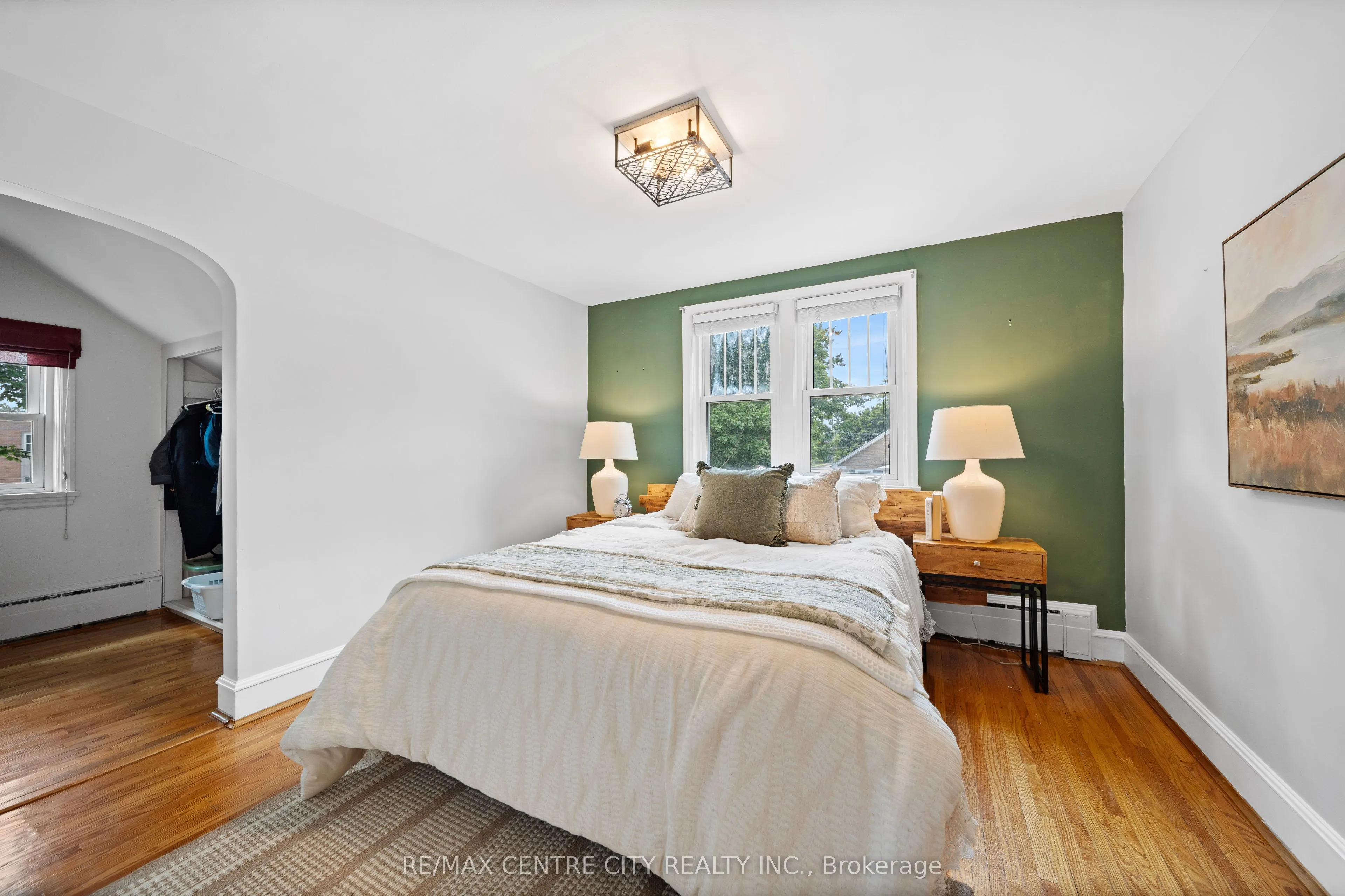 182 John Street S
