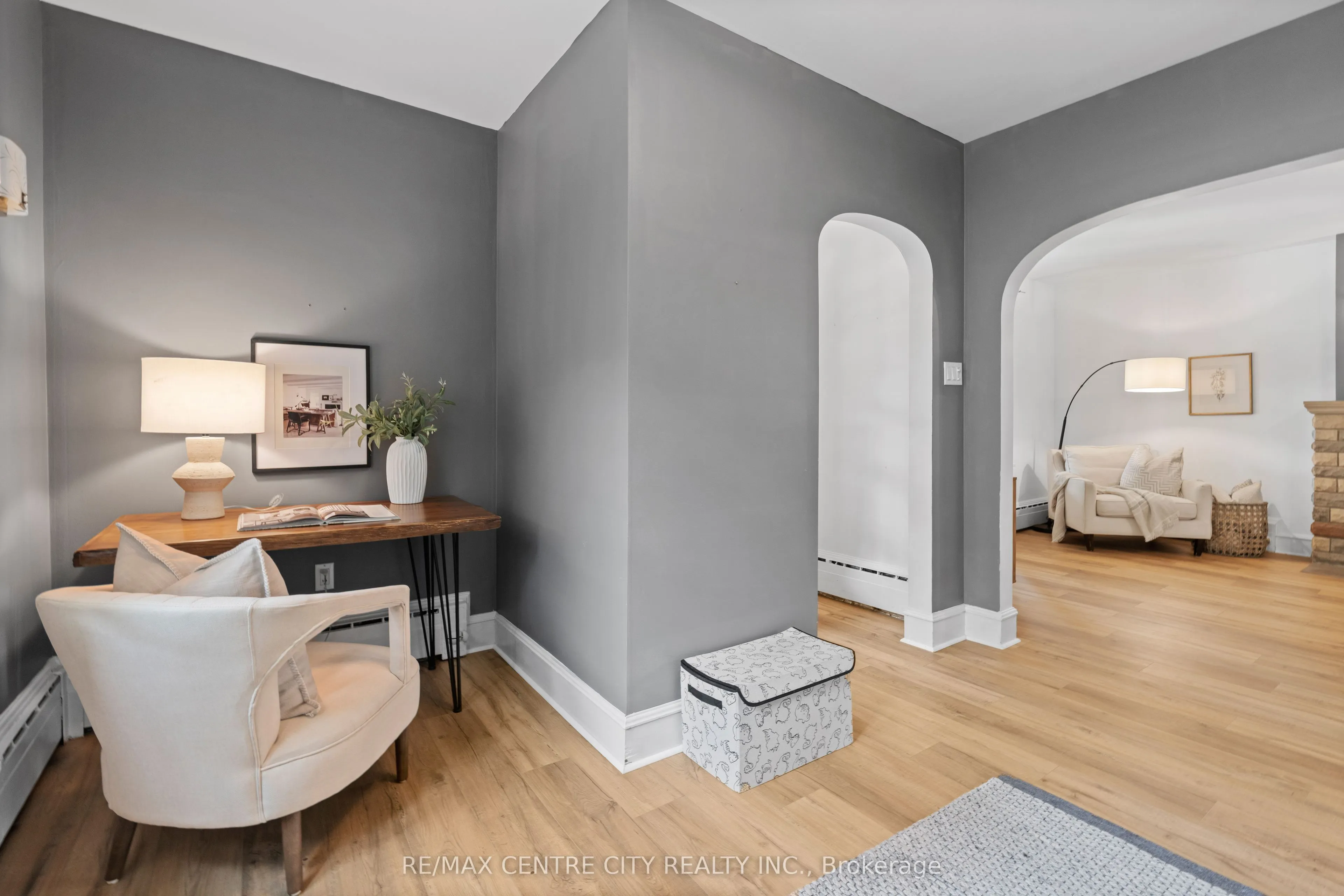 182 John Street S