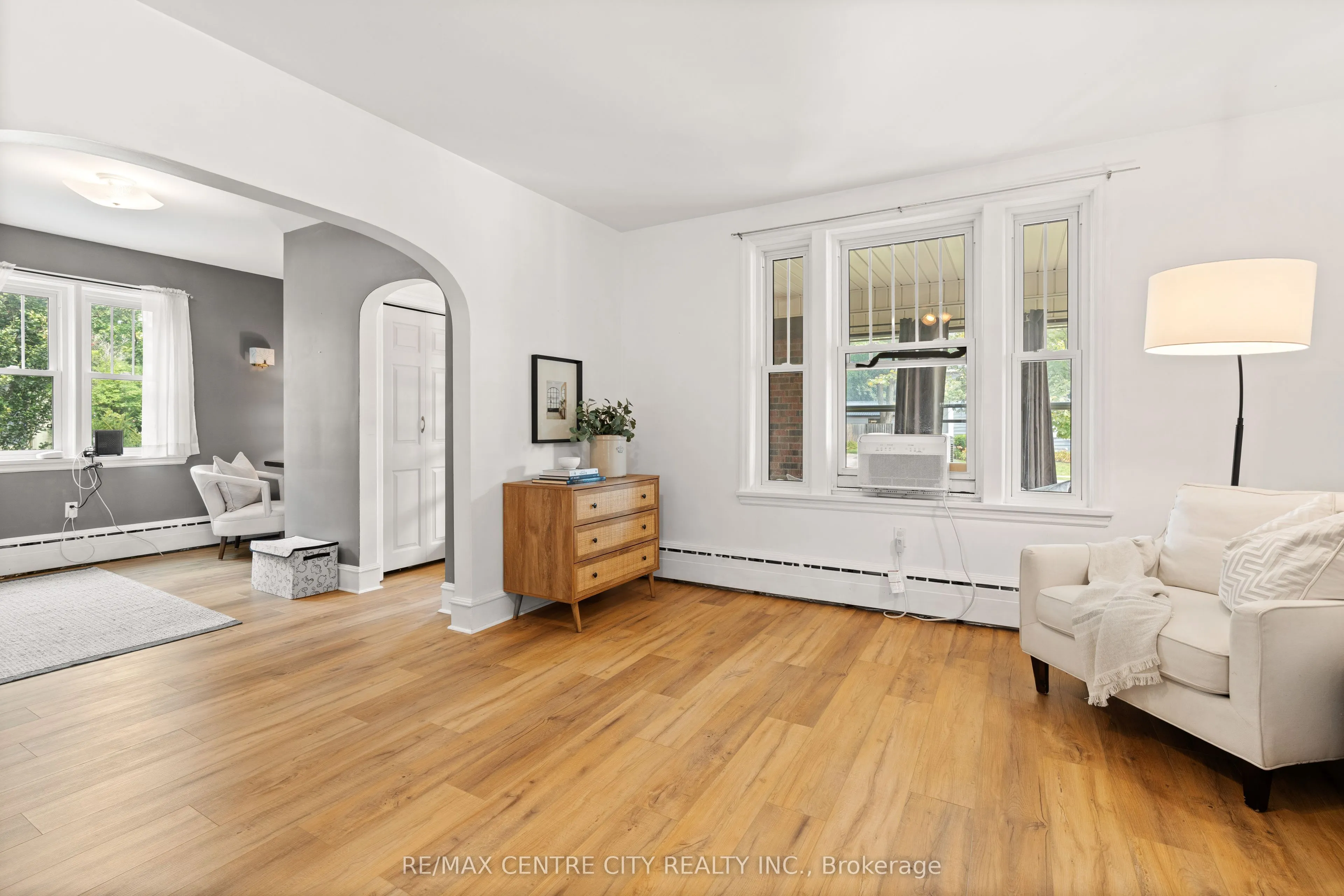 182 John Street S