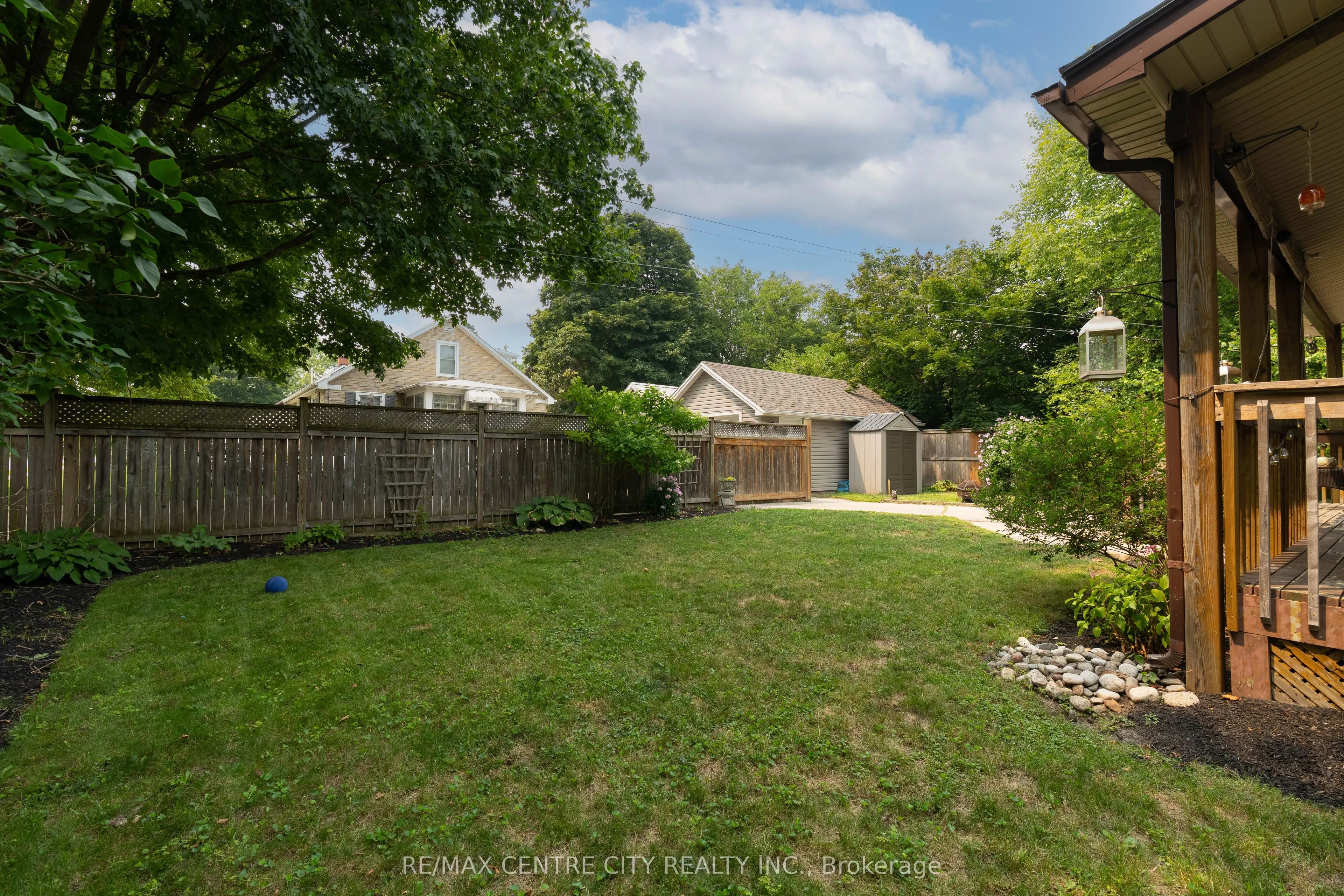182 John Street S