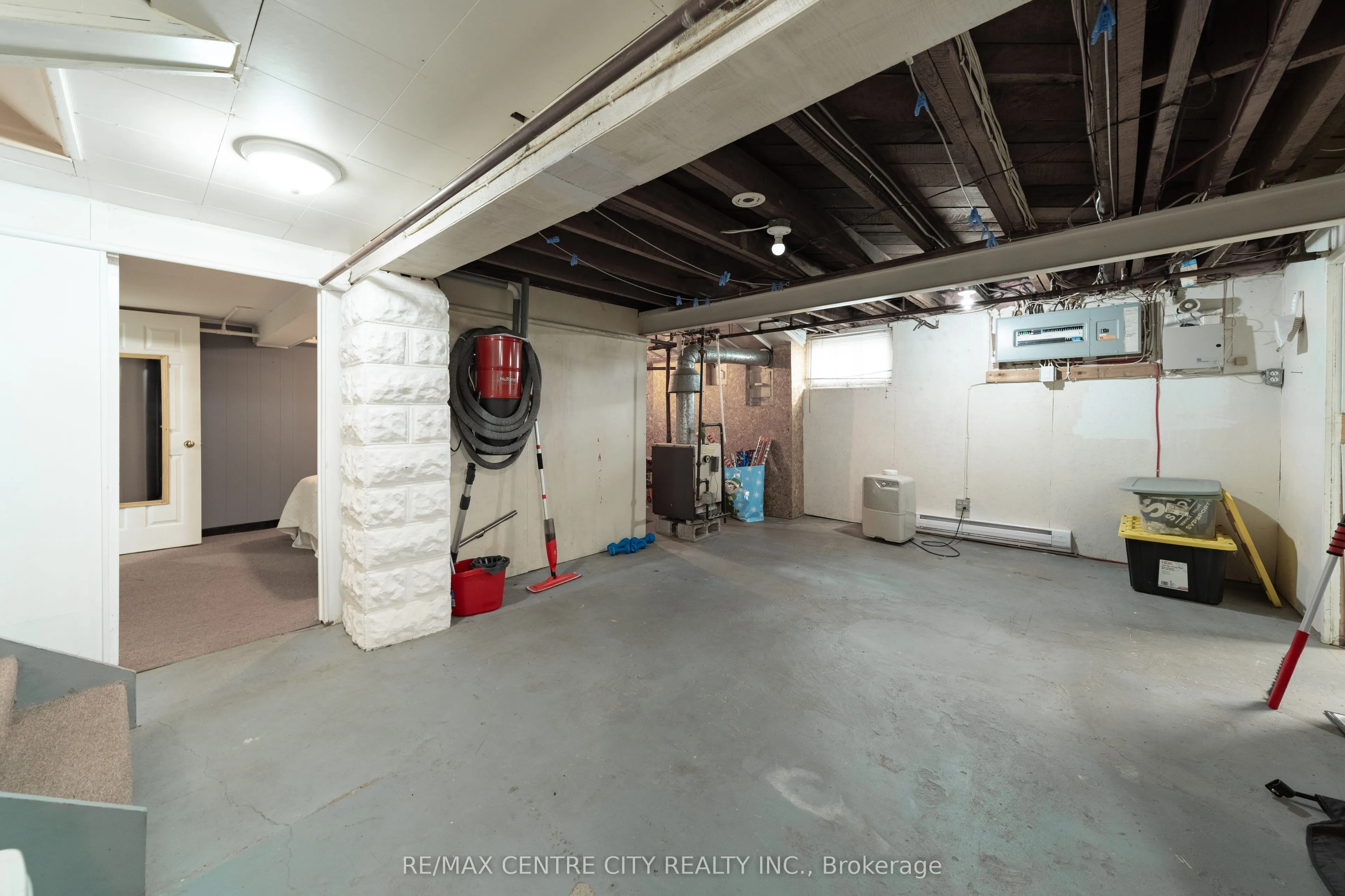 182 John Street S