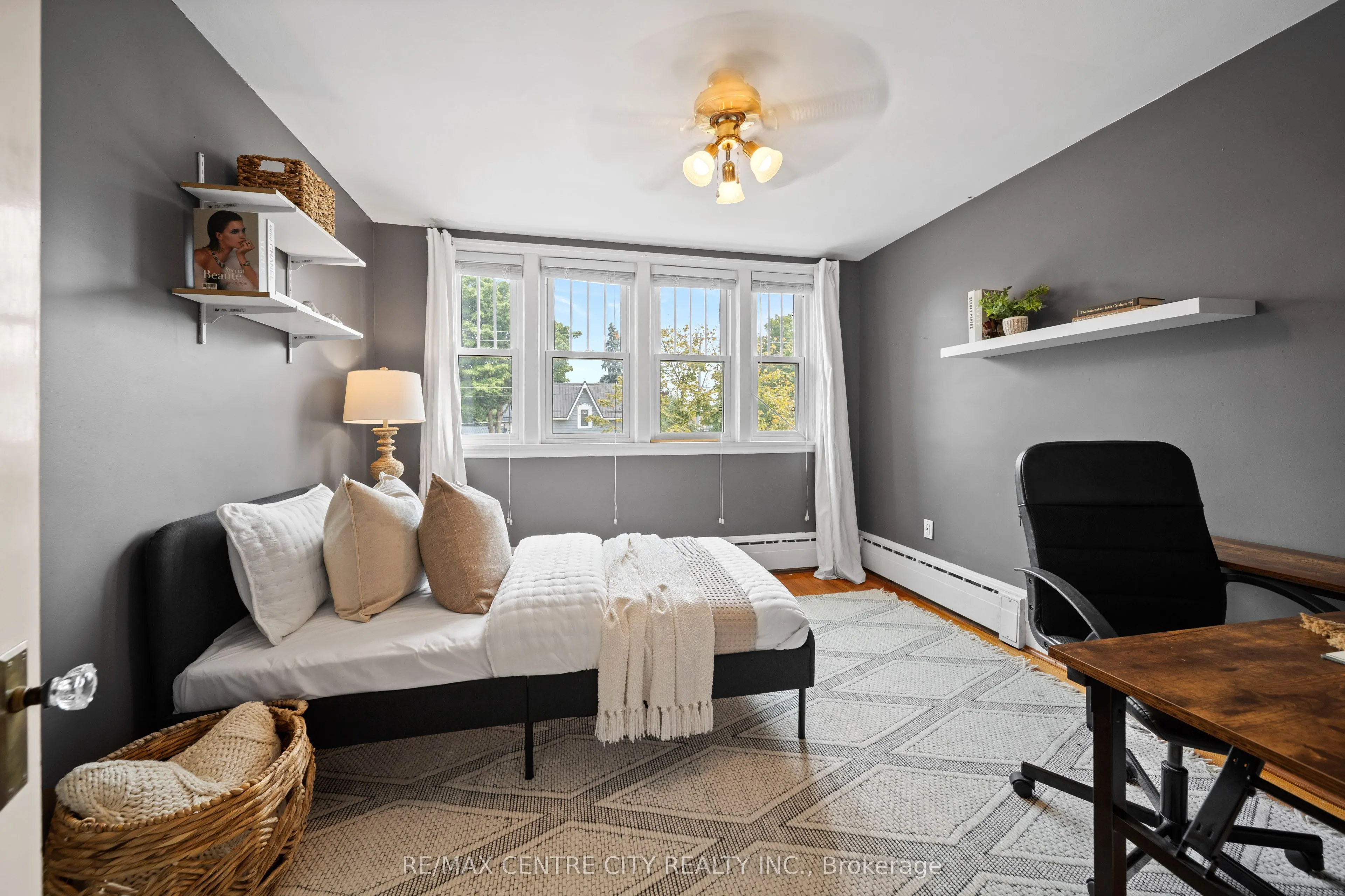 182 John Street S