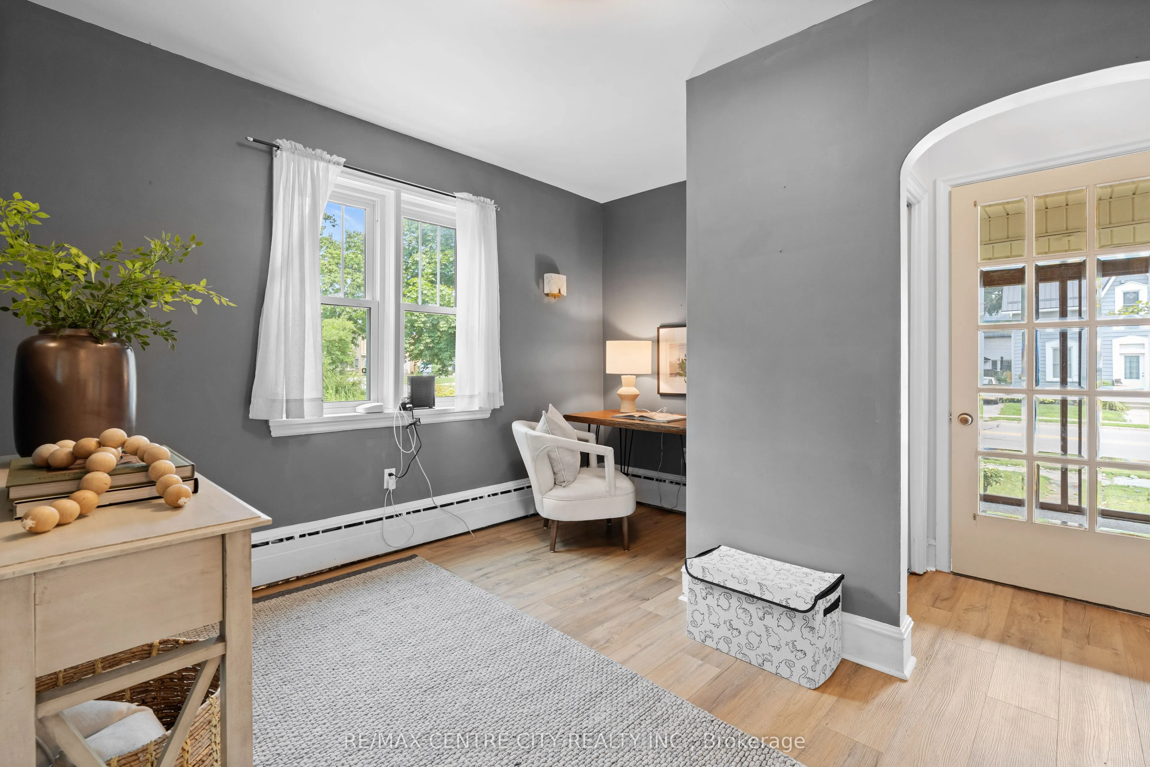 182 John Street S
