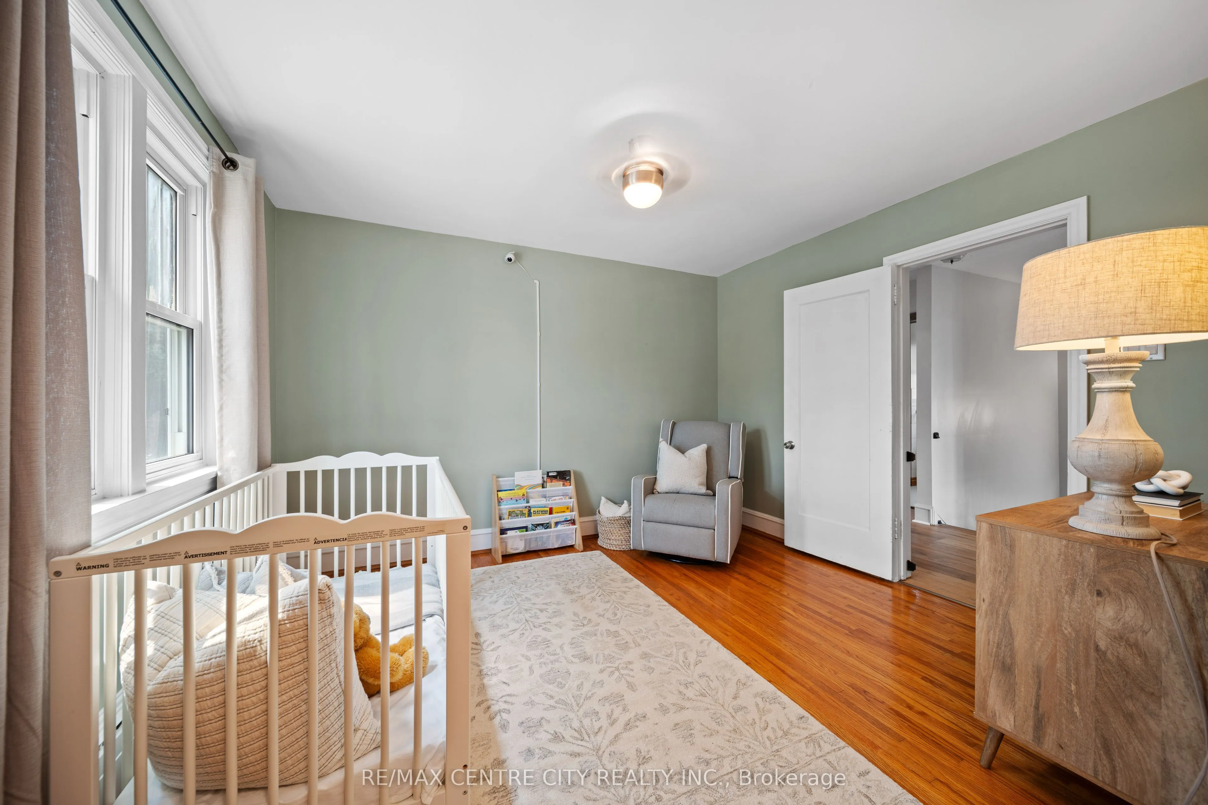 182 John Street S