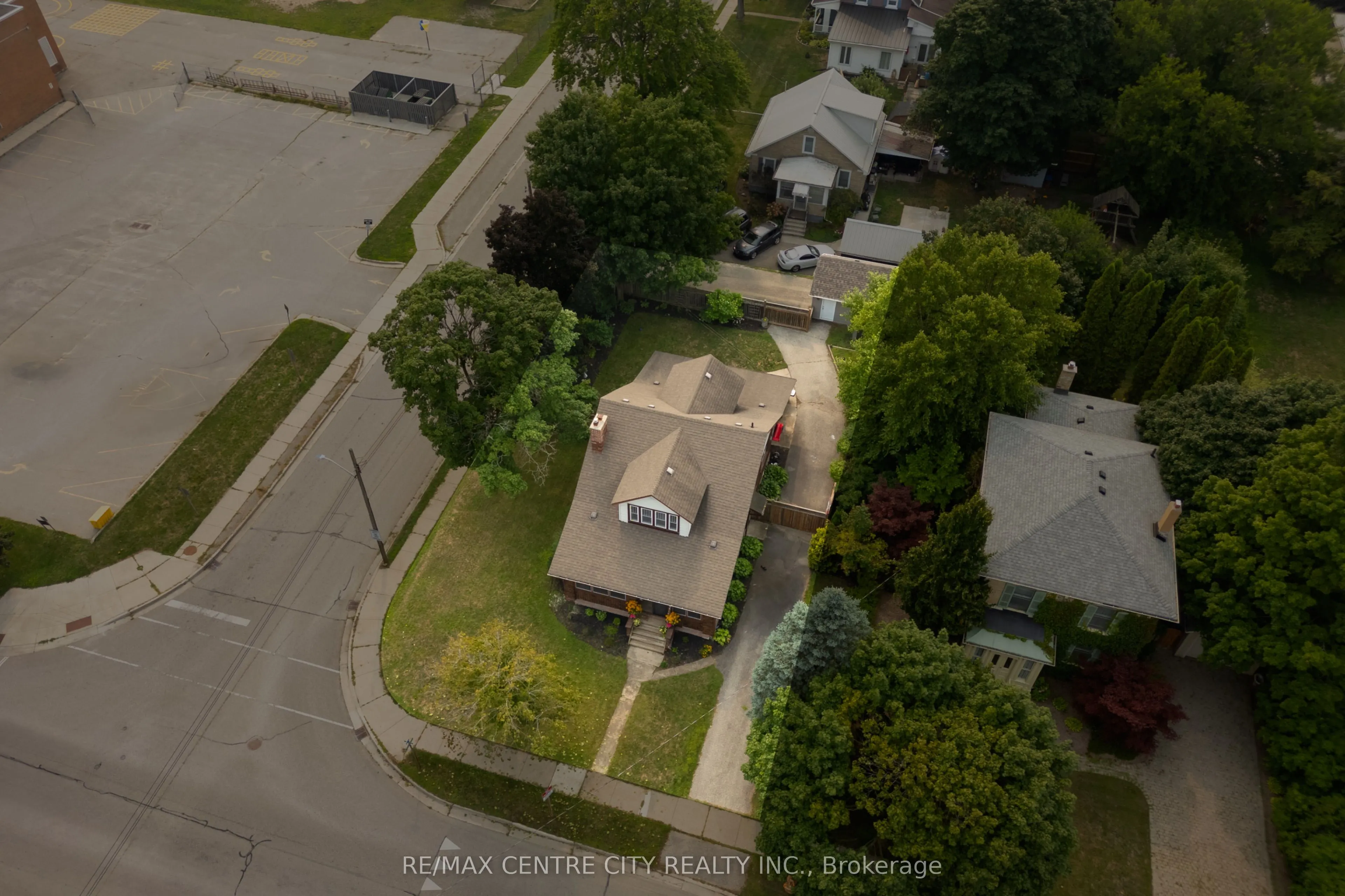 182 John Street S