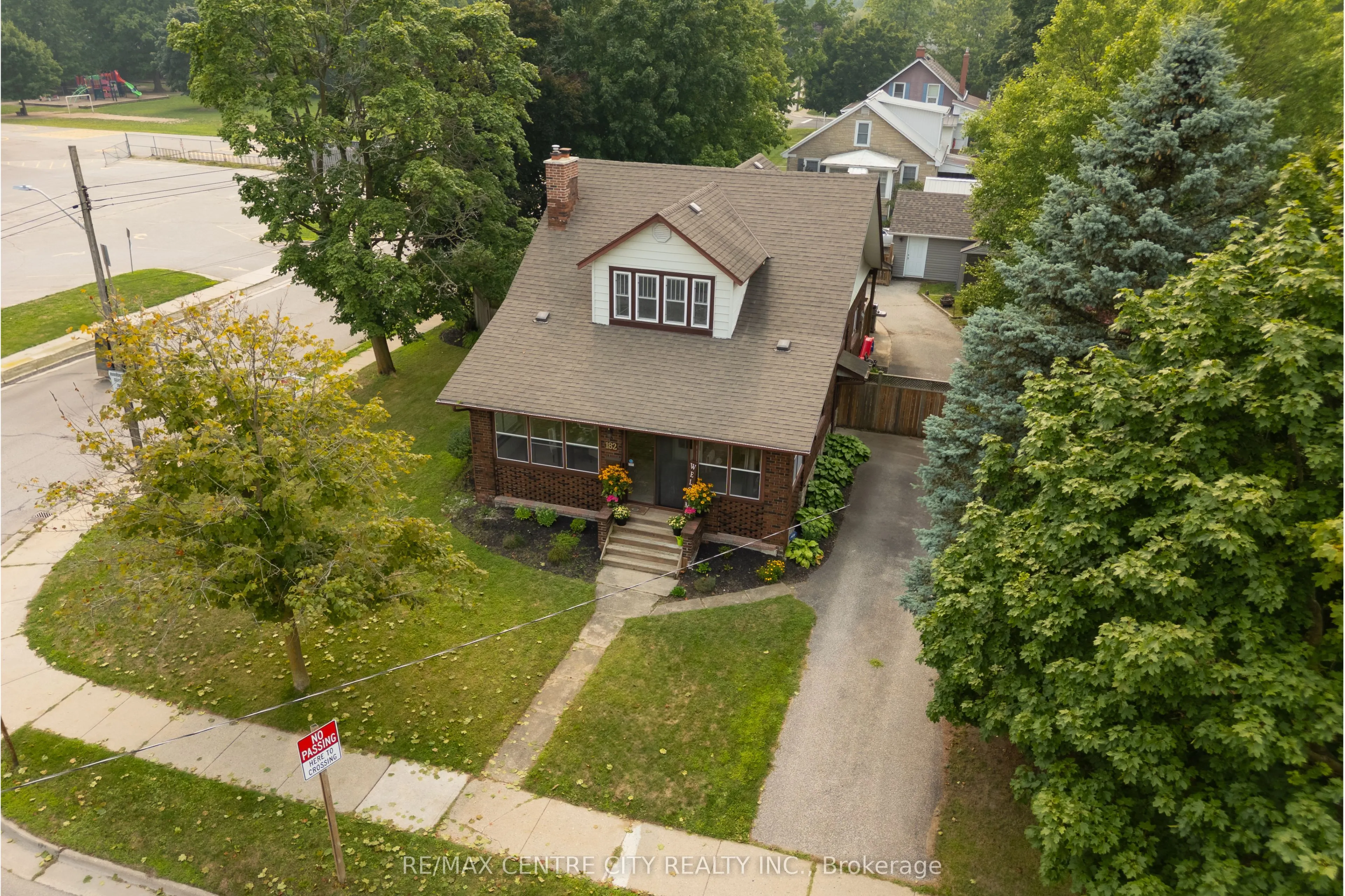 182 John Street S