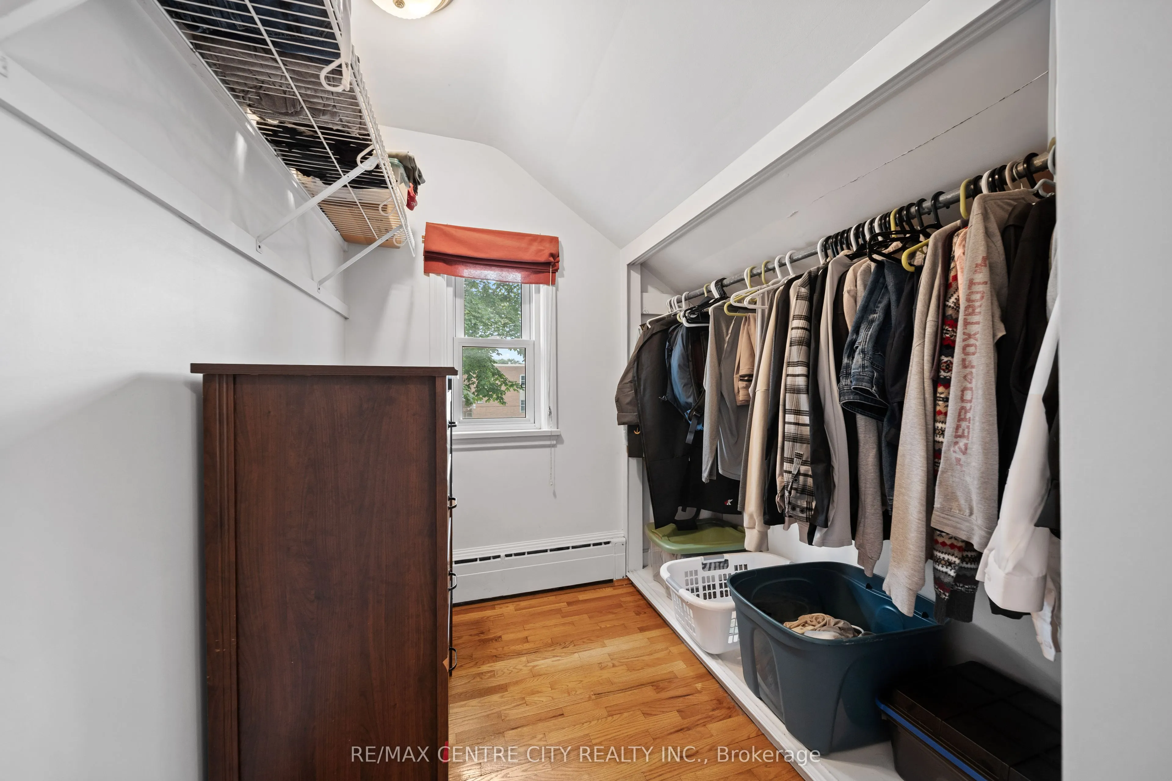 182 John Street S