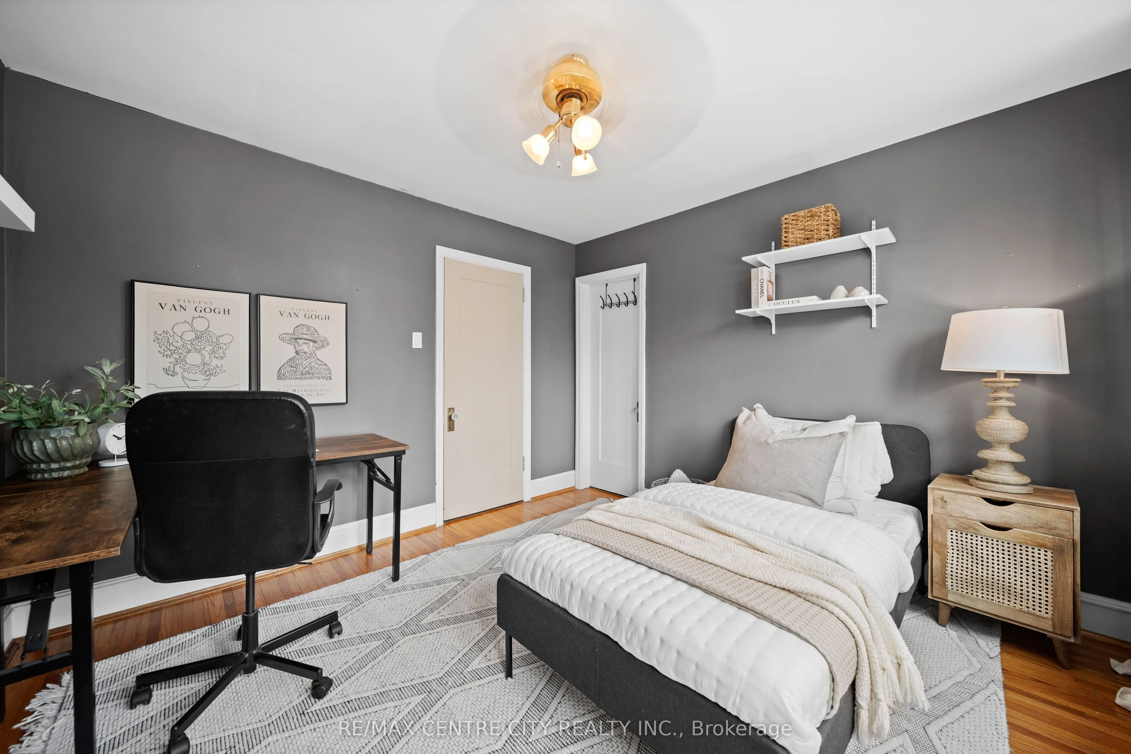 182 John Street S