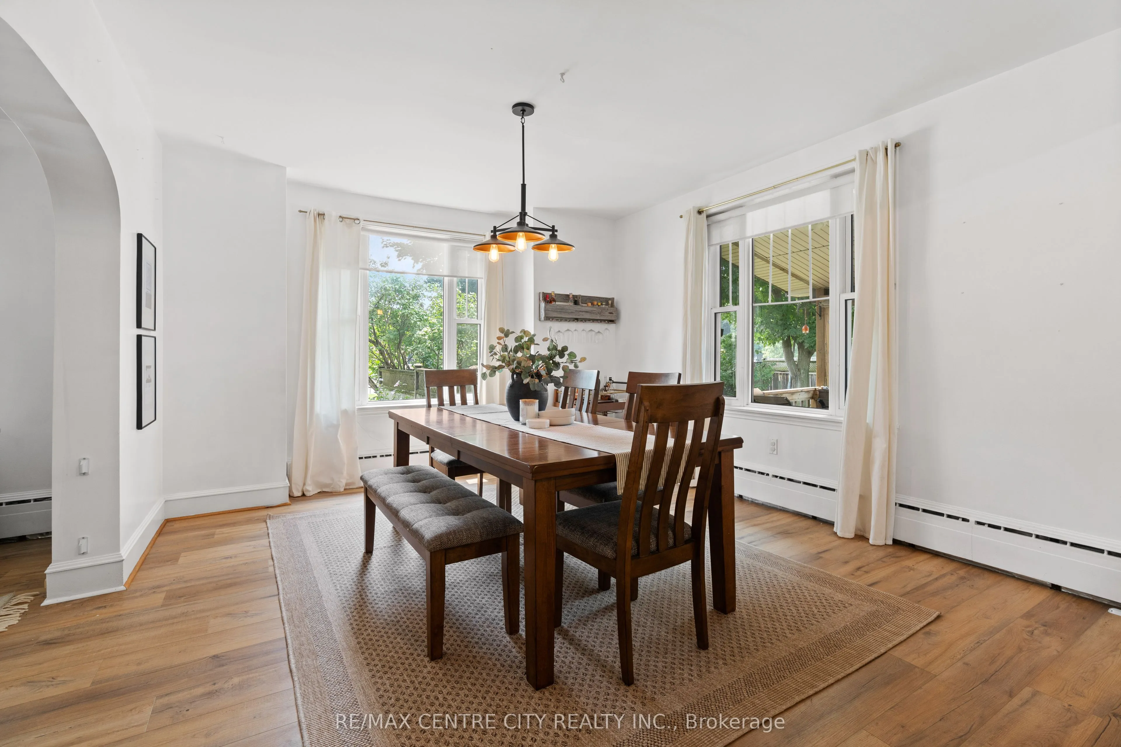 182 John Street S