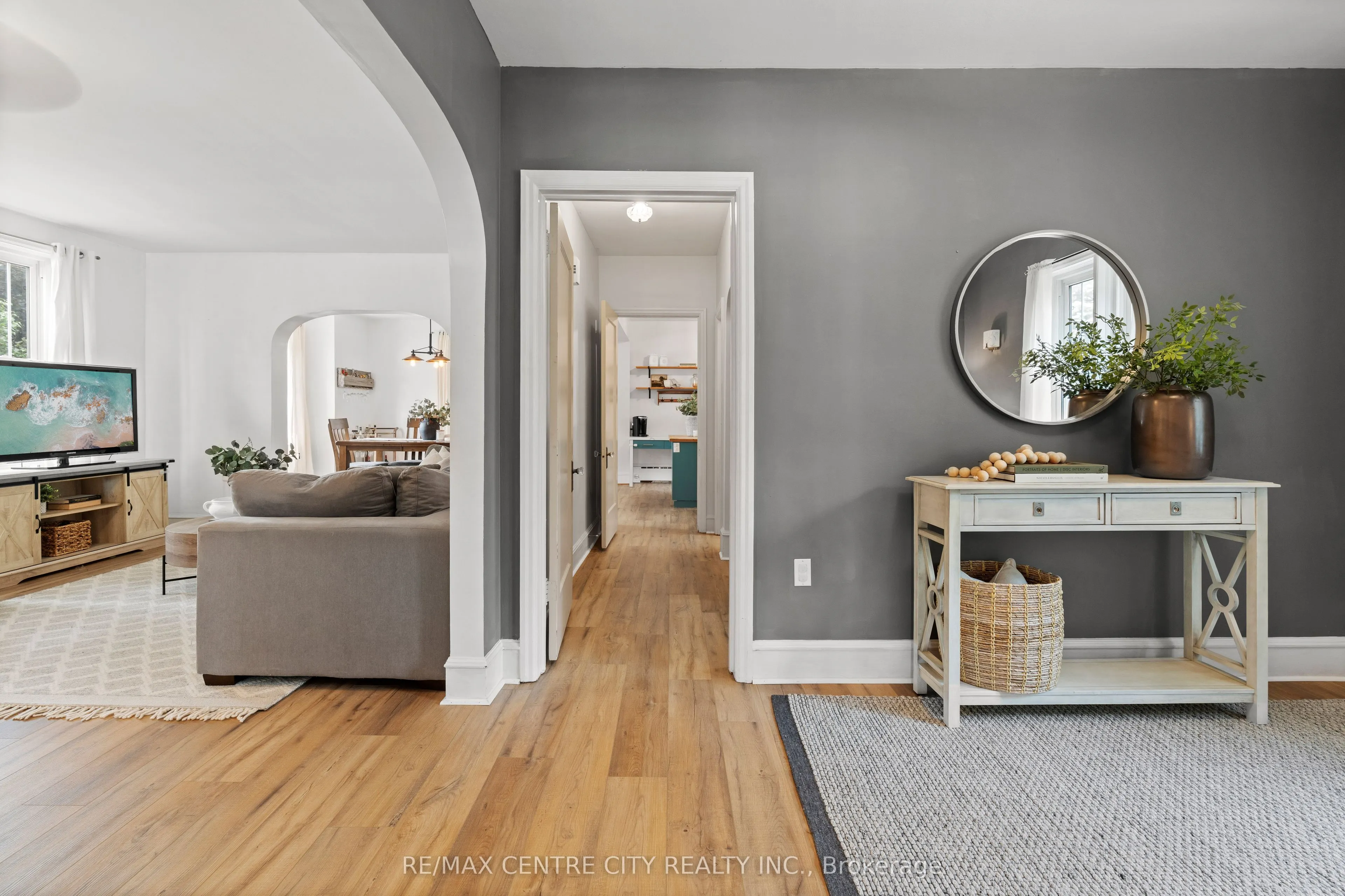 182 John Street S