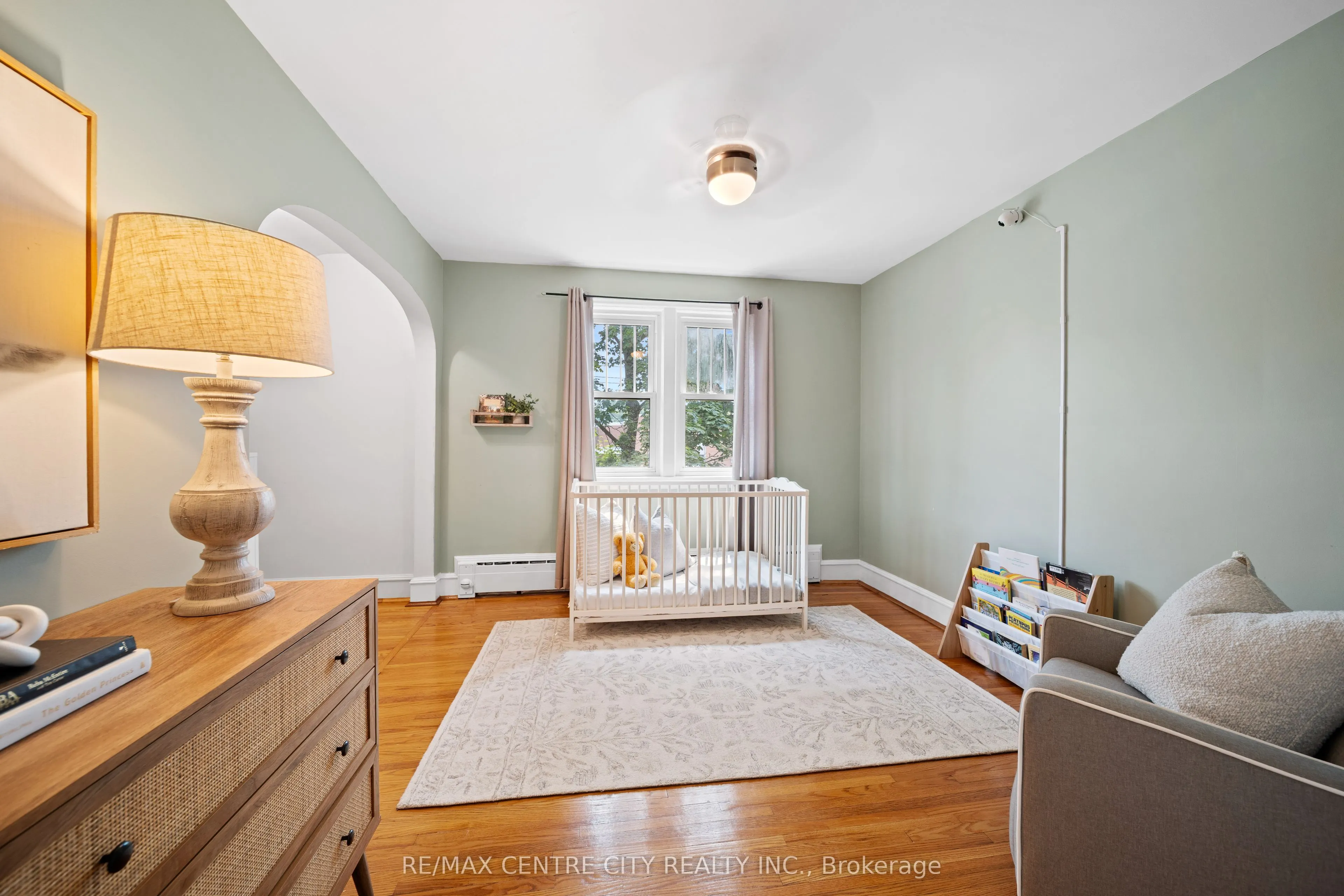 182 John Street S