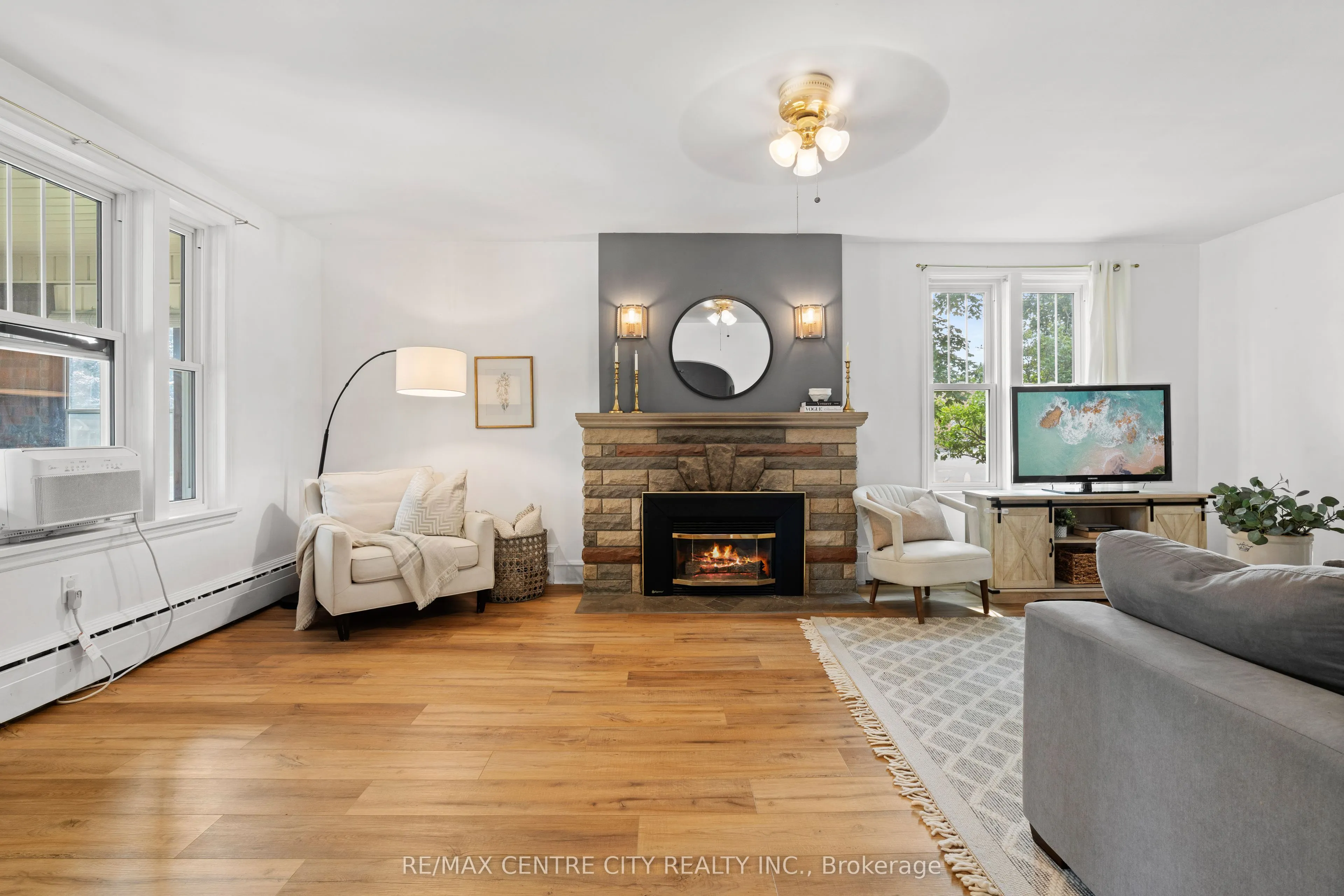 182 John Street S