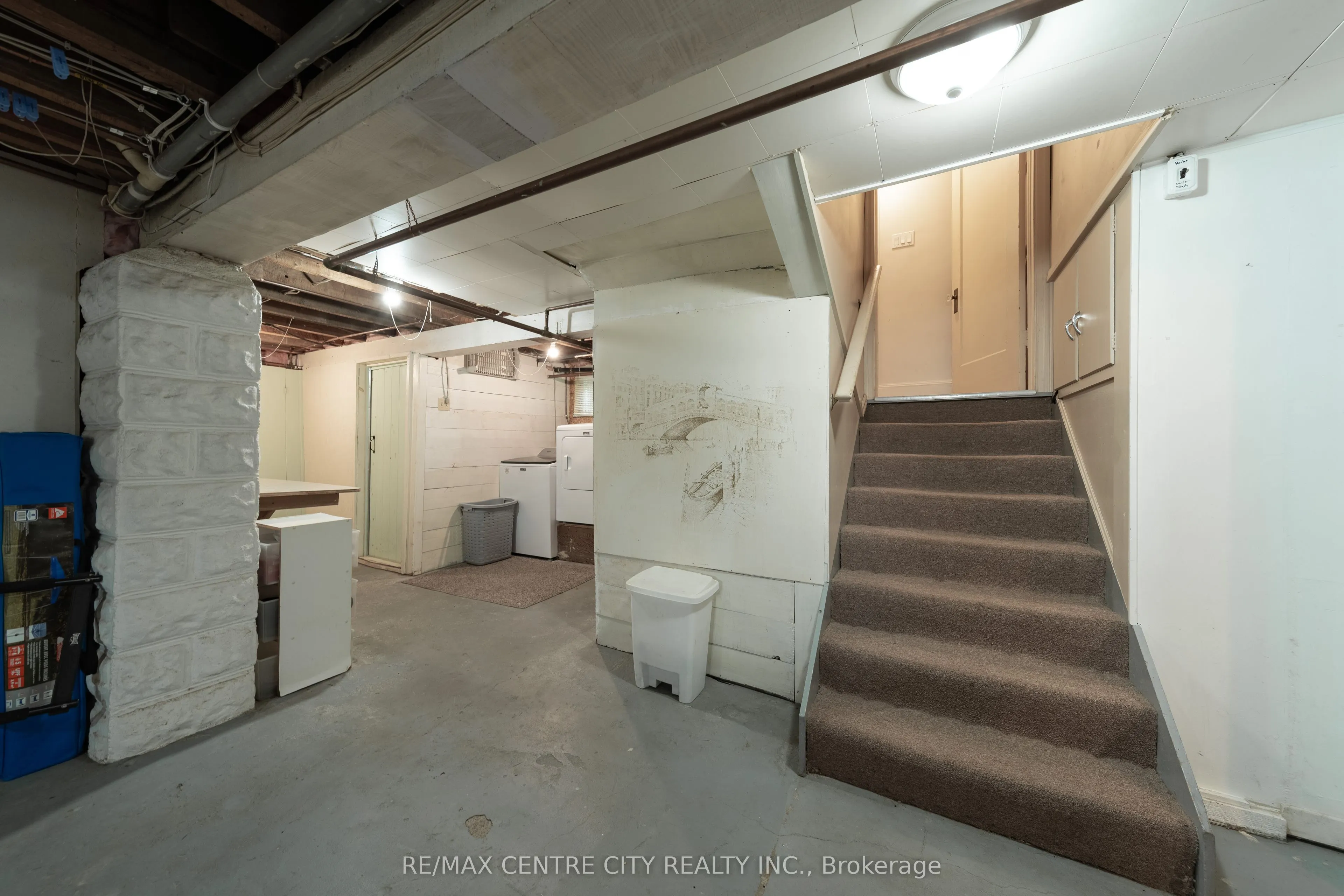 182 John Street S