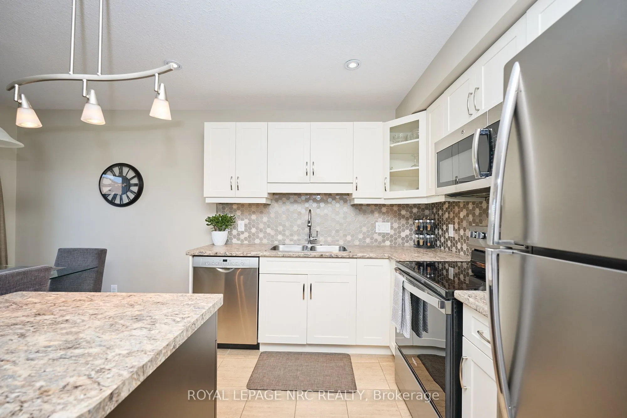 118 Roselawn Crescent