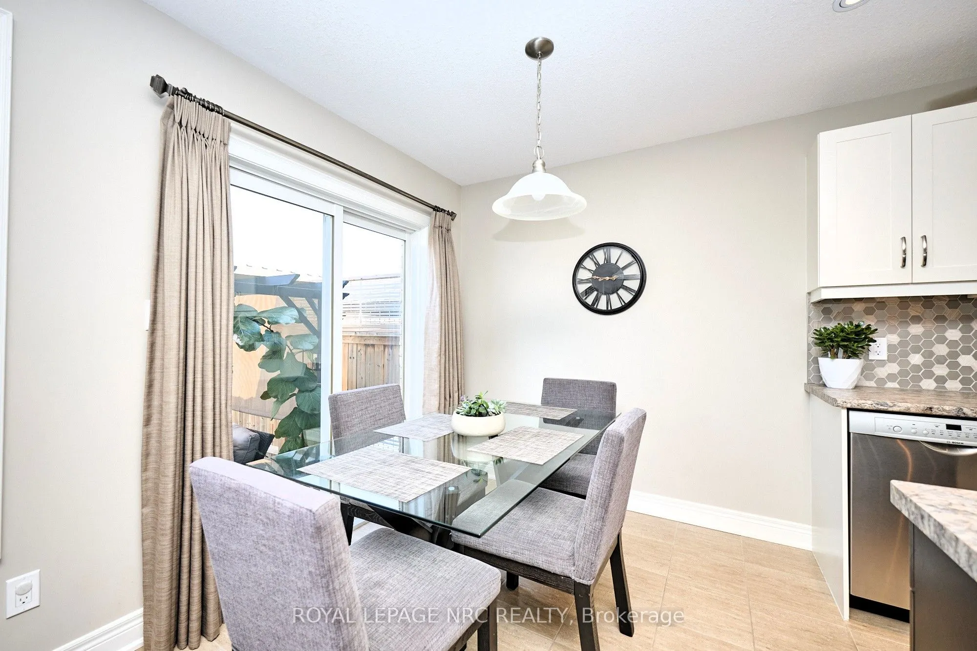 118 Roselawn Crescent