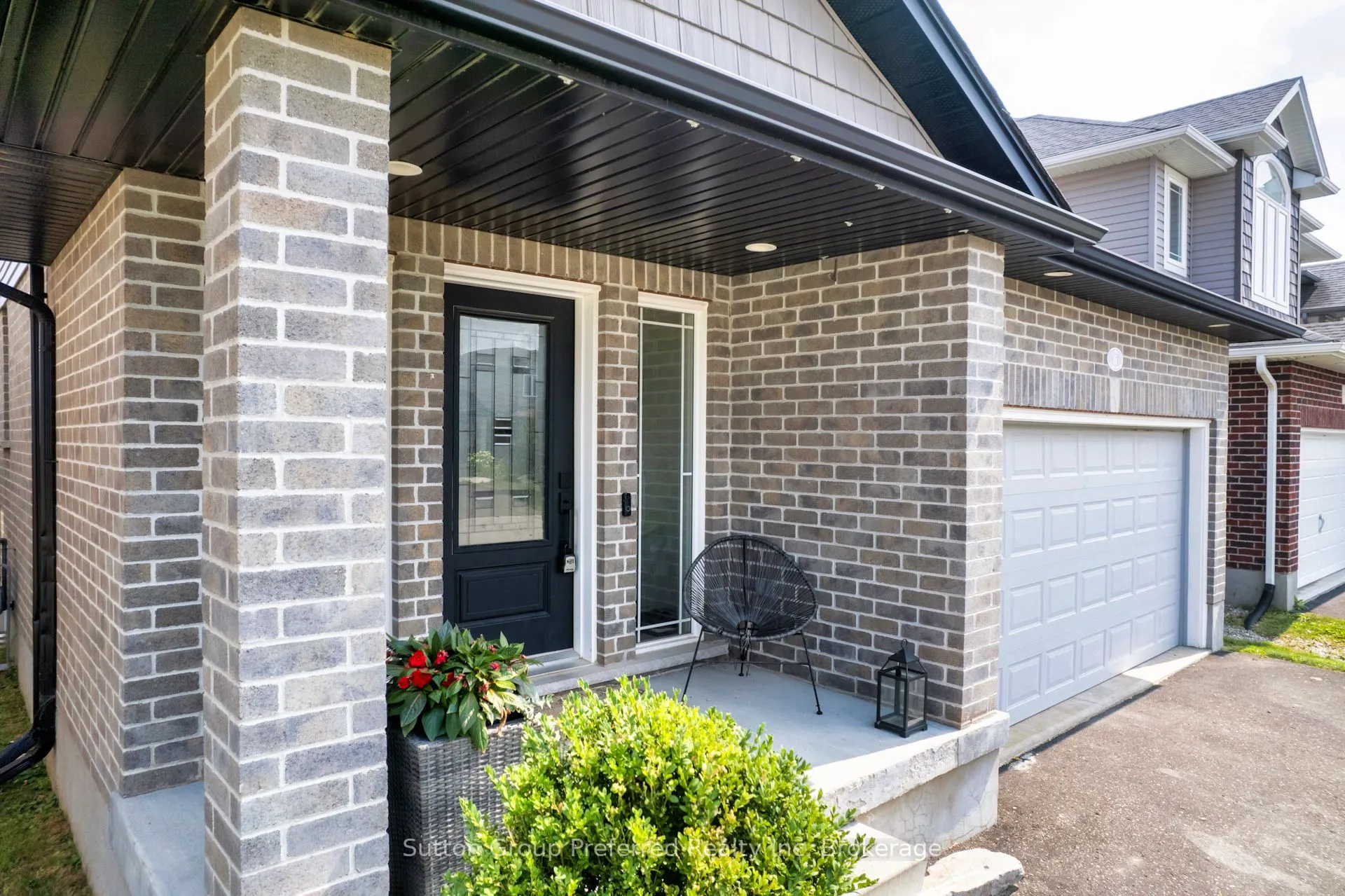 6 Moffatt Avenue