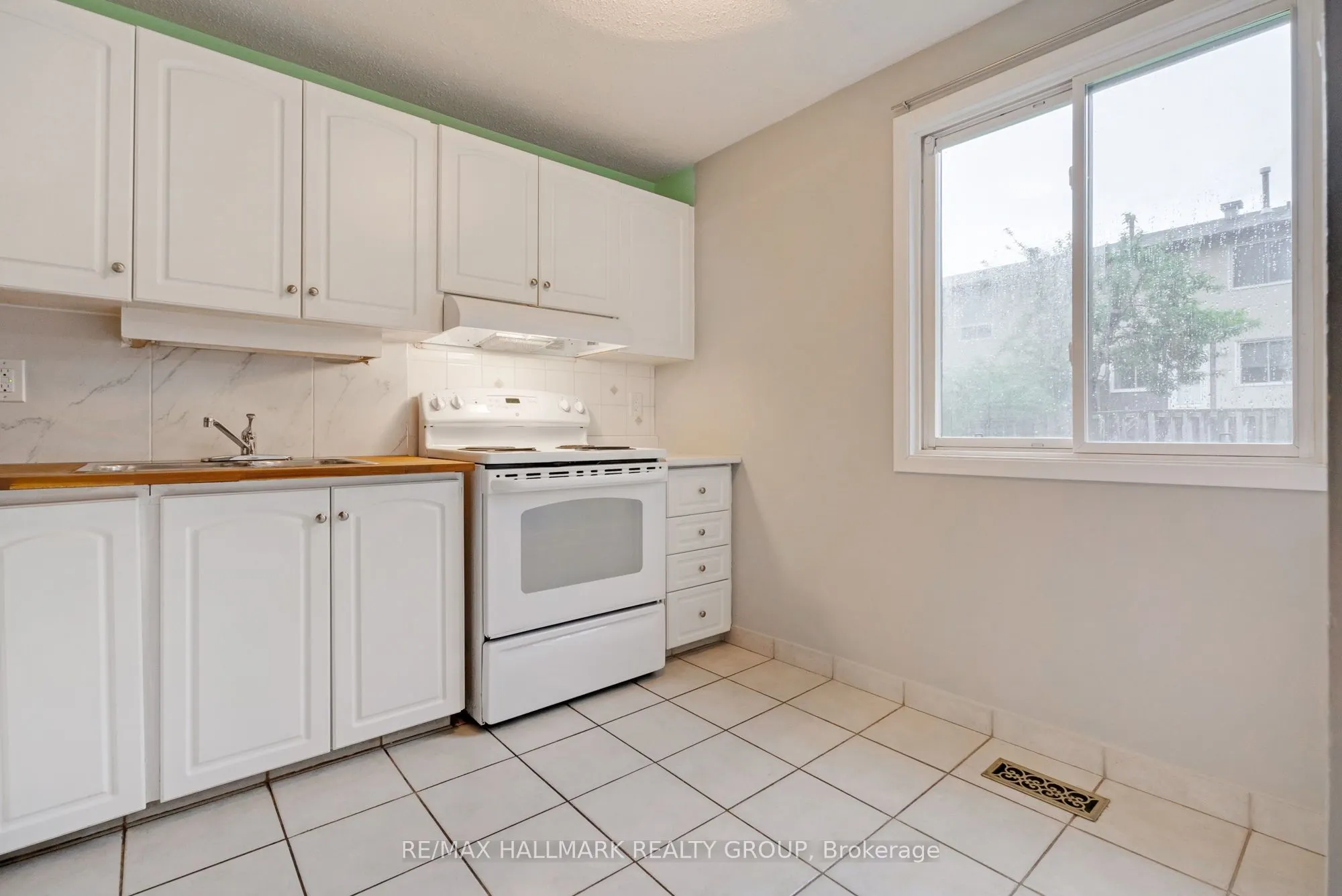 12F Larkshire Lane