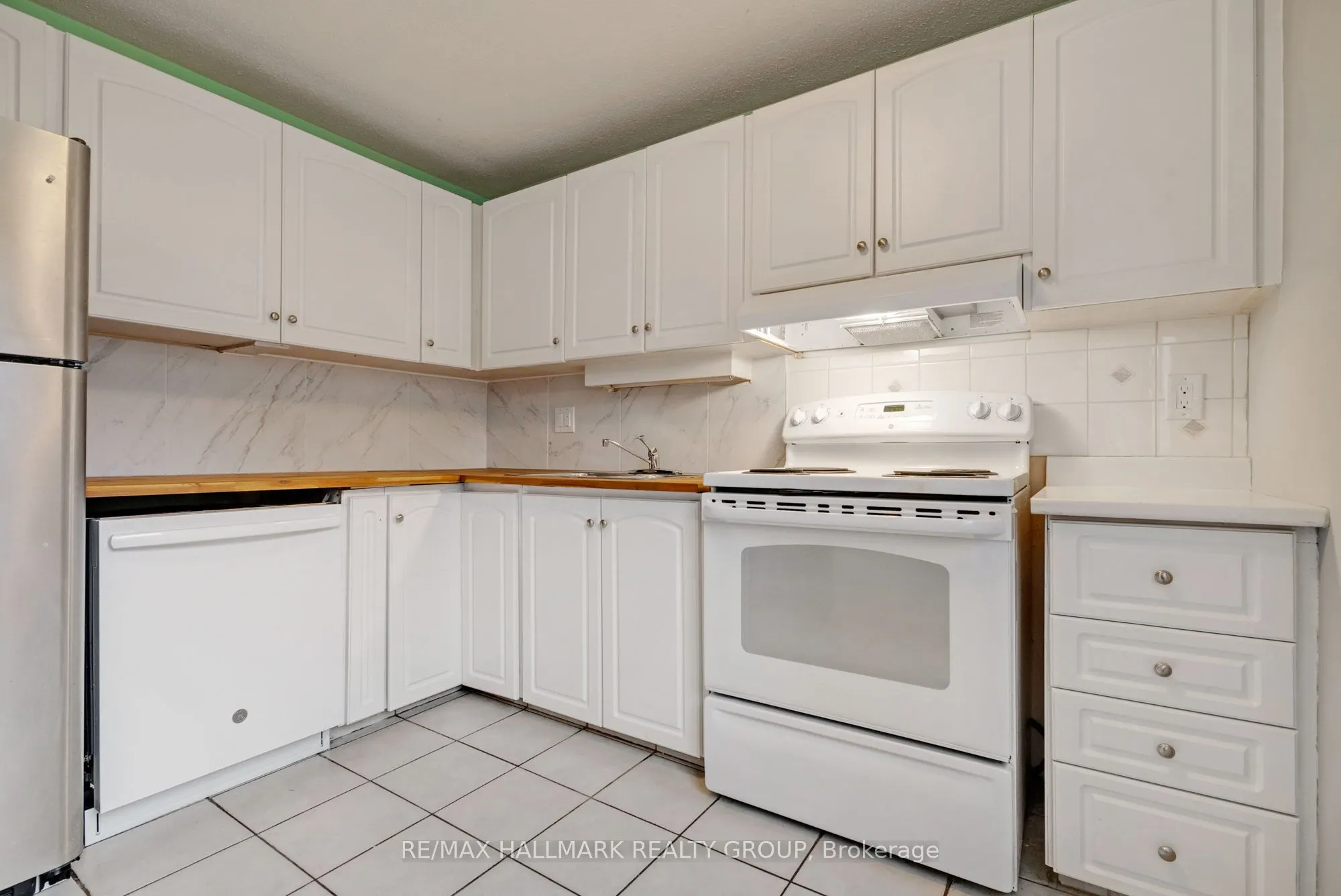 12F Larkshire Lane
