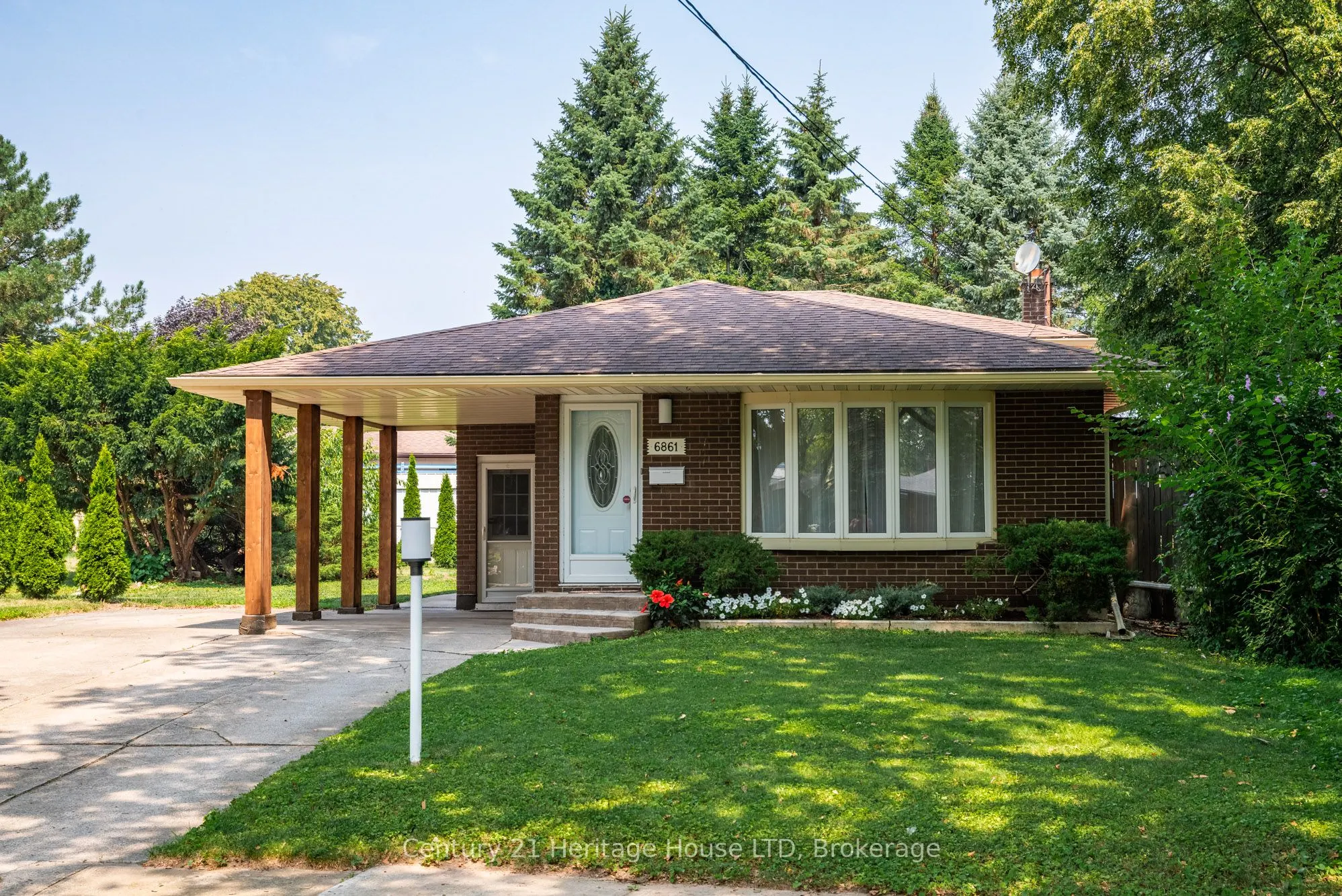6861 Fairlawn Crescent