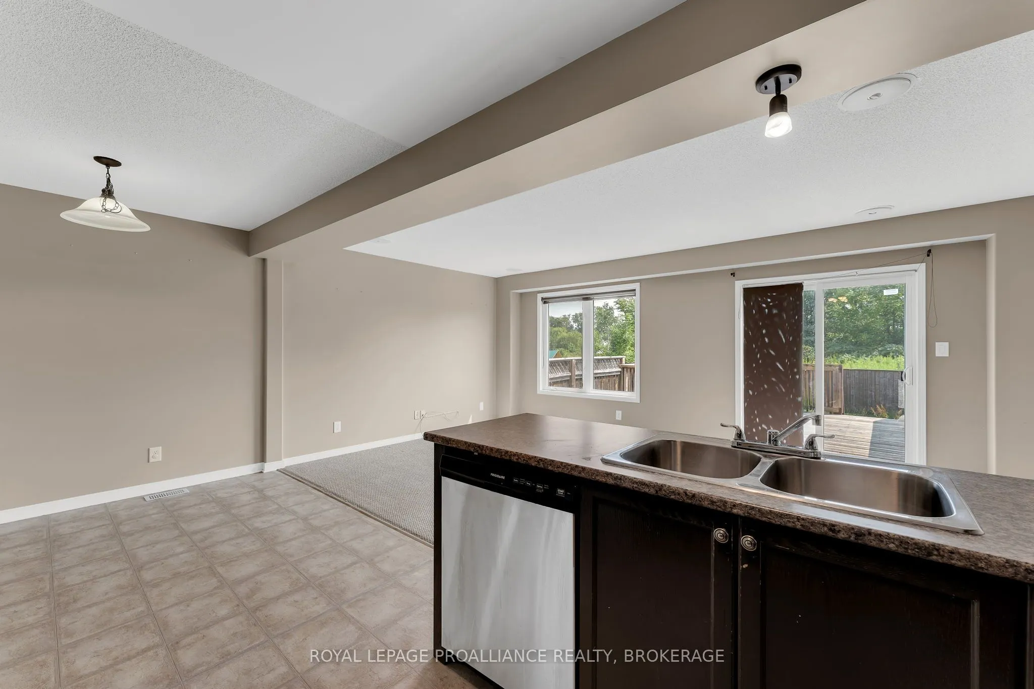 1576 Crimson Crescent
