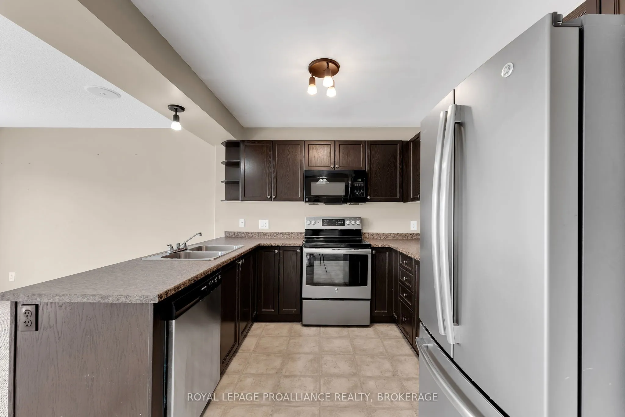 1576 Crimson Crescent