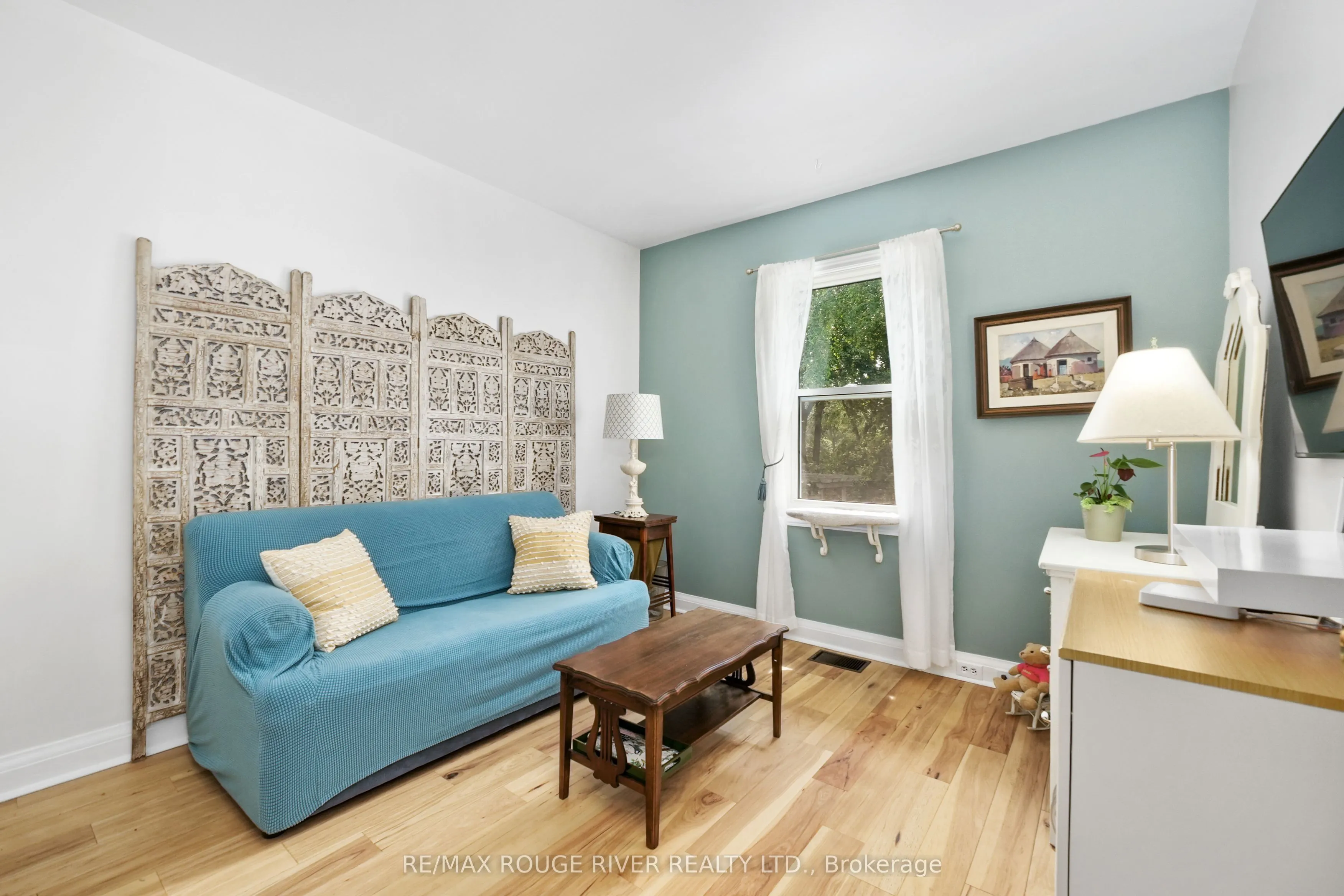 63 University Avenue E