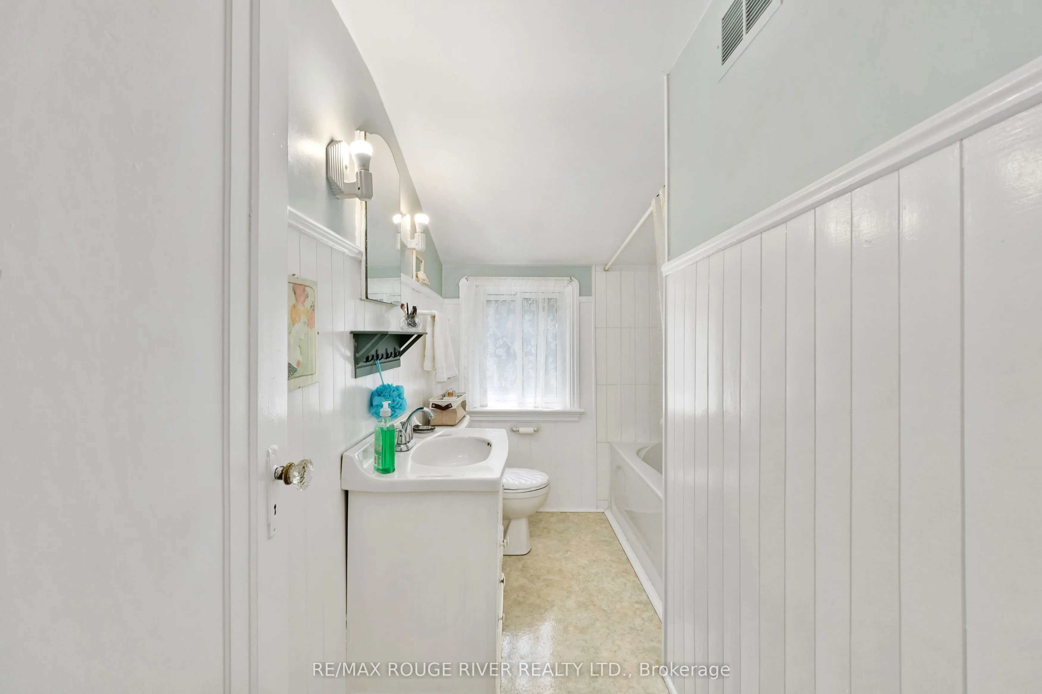 63 University Avenue E