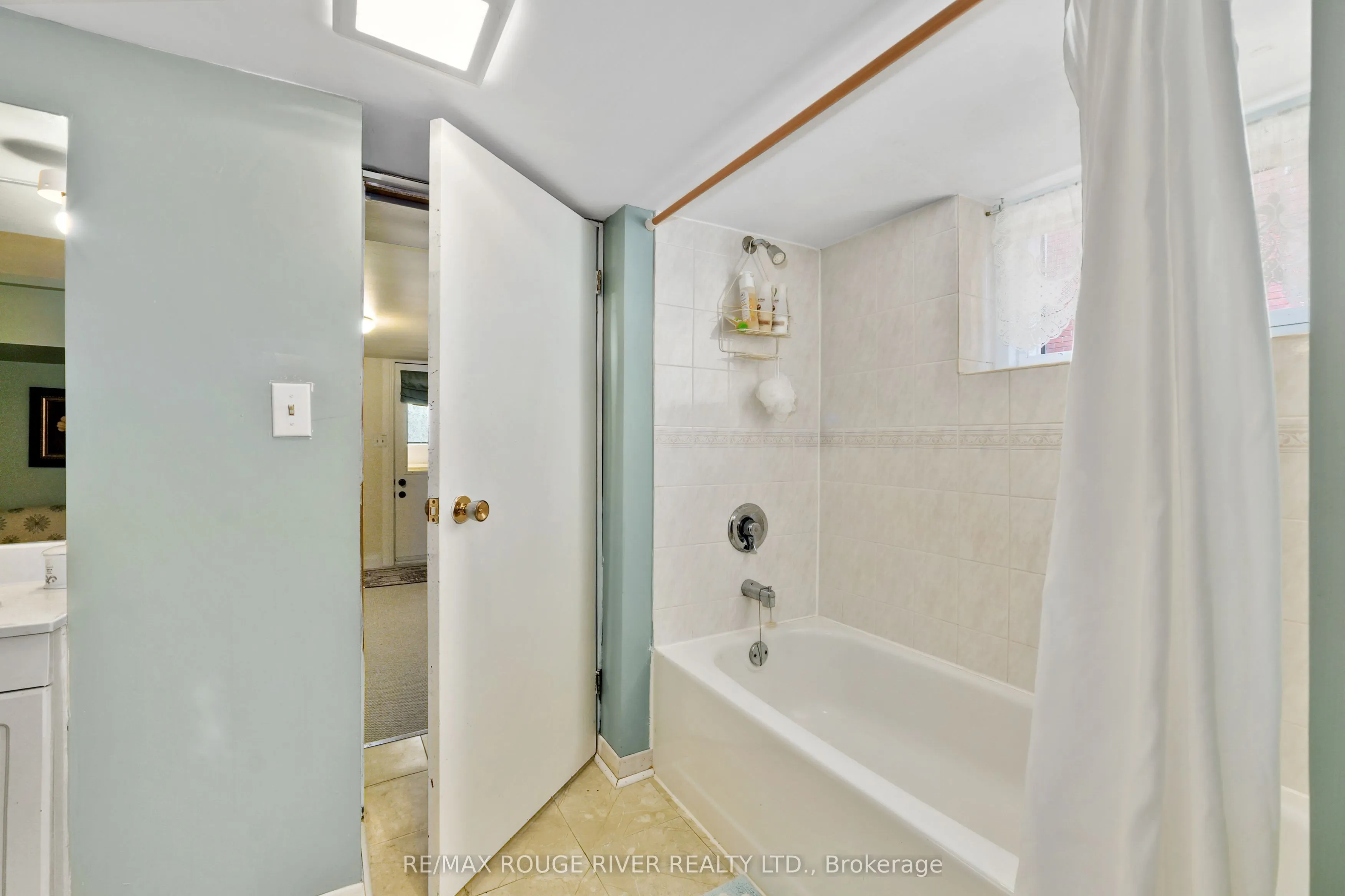 63 University Avenue E