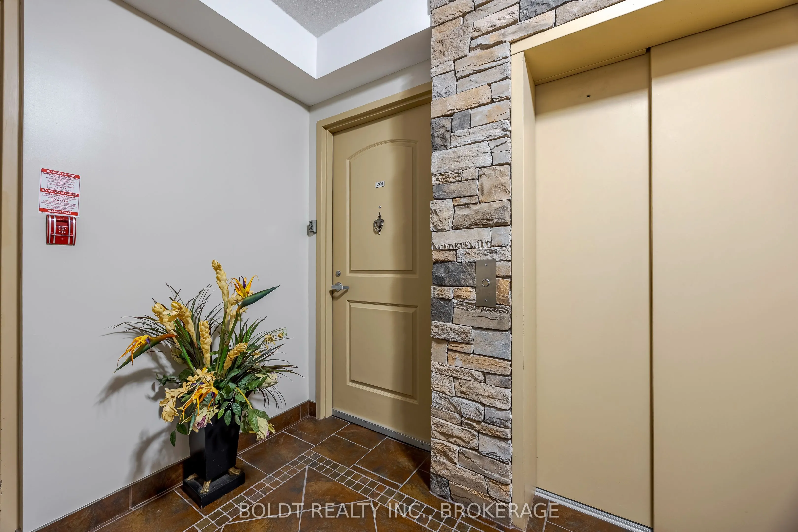 678 LINE 2 Road, #201