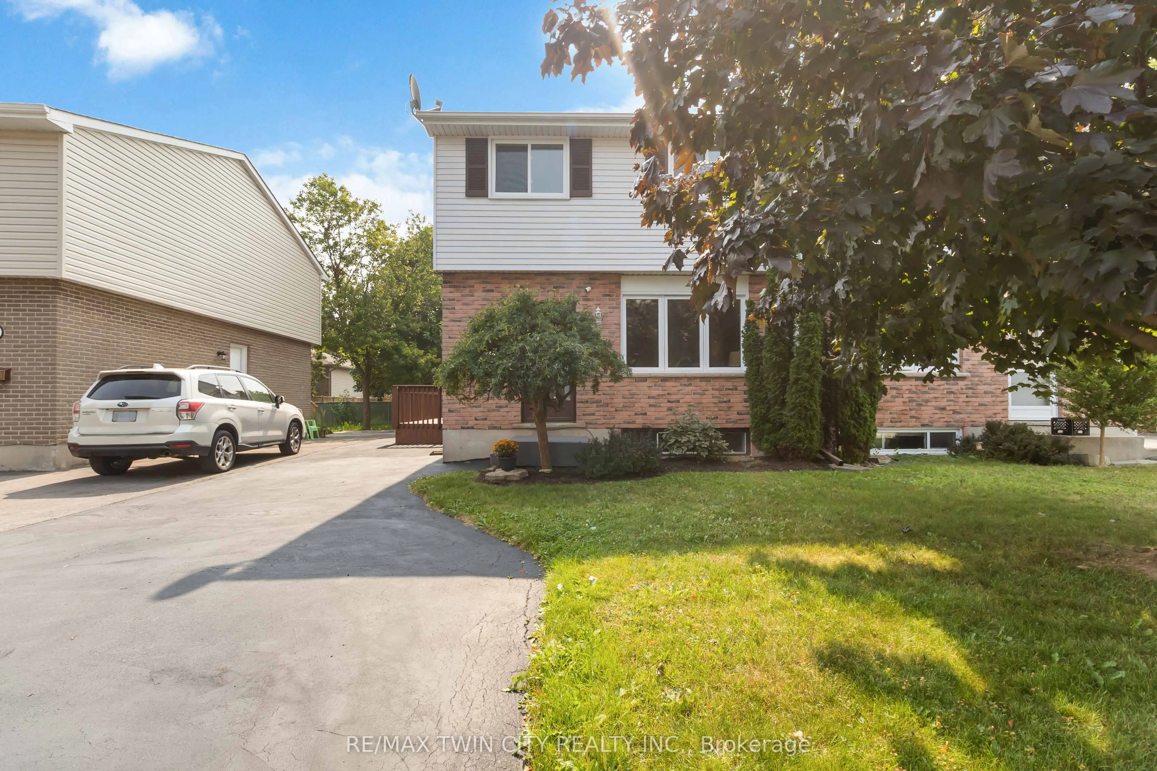 52 Debby Crescent