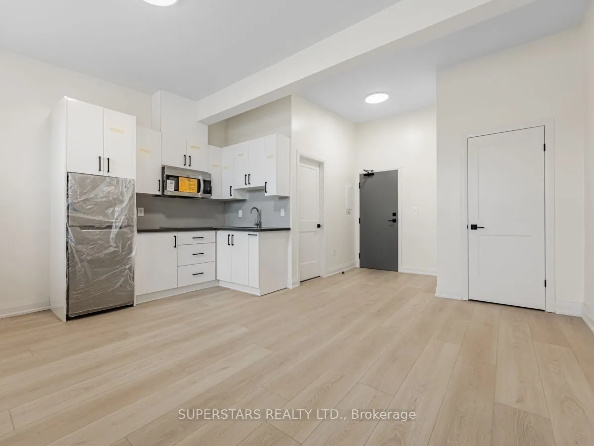 36 Lindsay Street S
