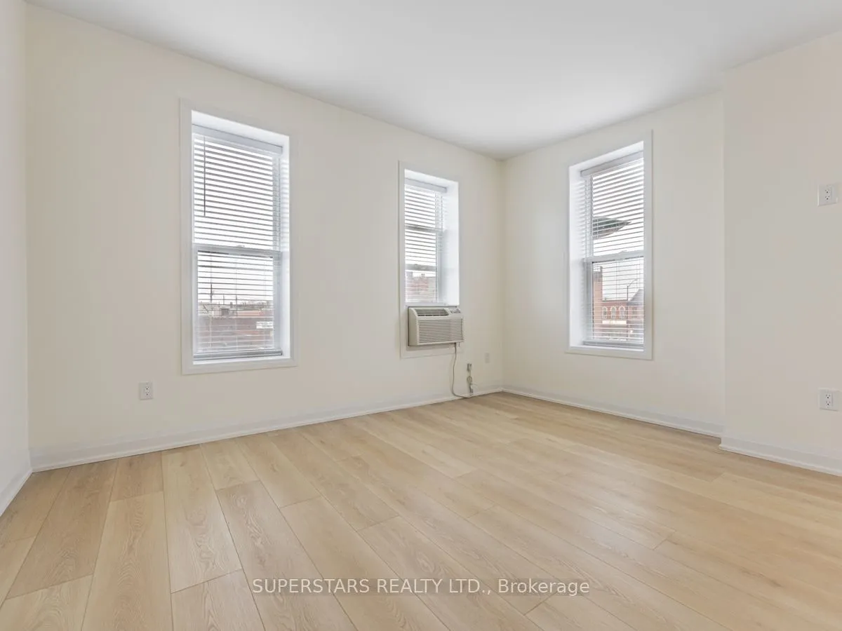 36 Lindsay Street S