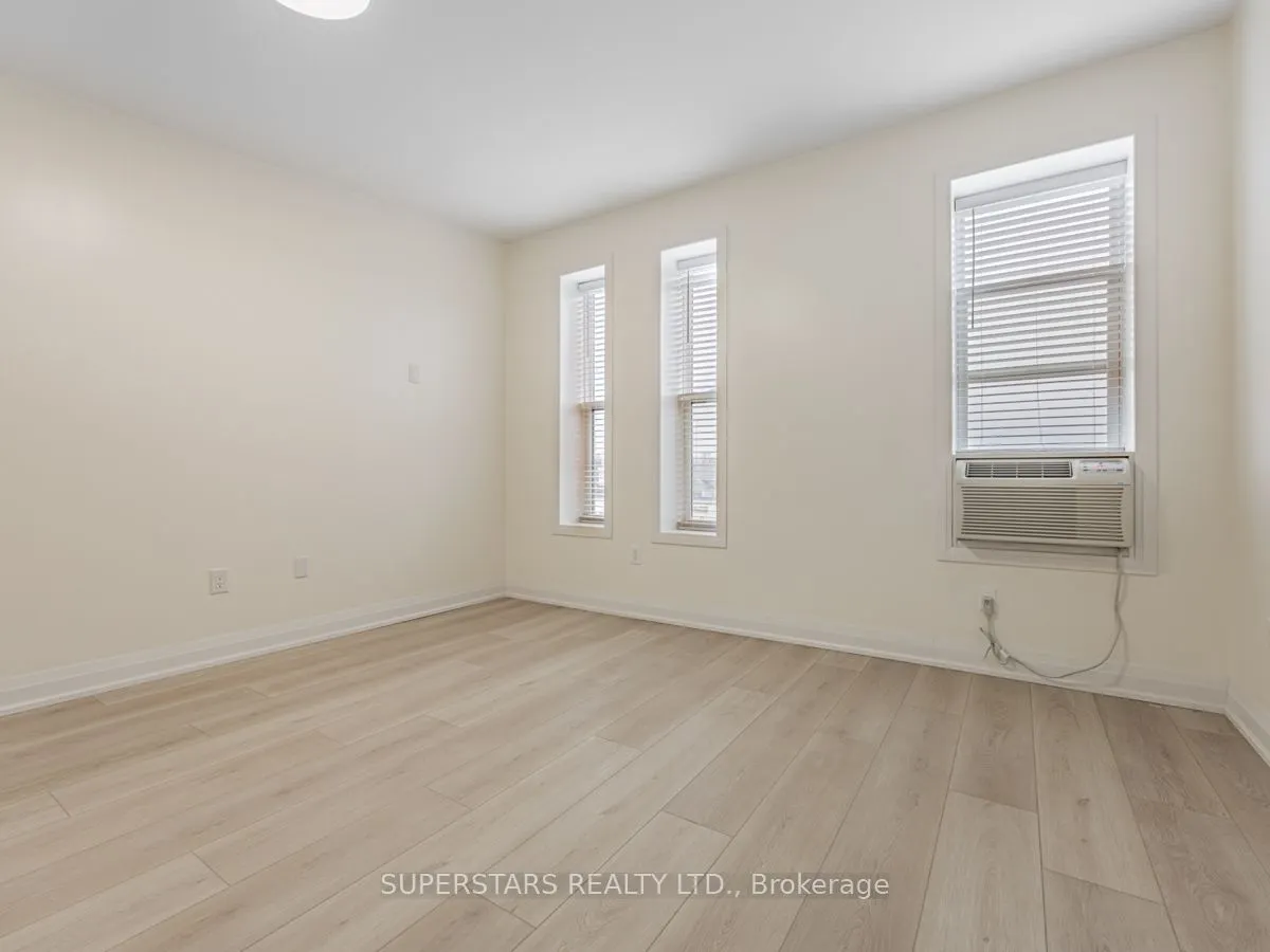 36 Lindsay Street S