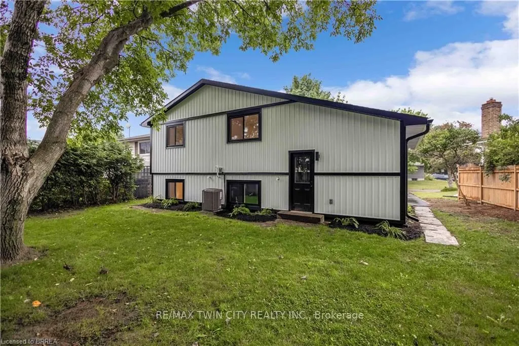 28 Crestlynn Crescent